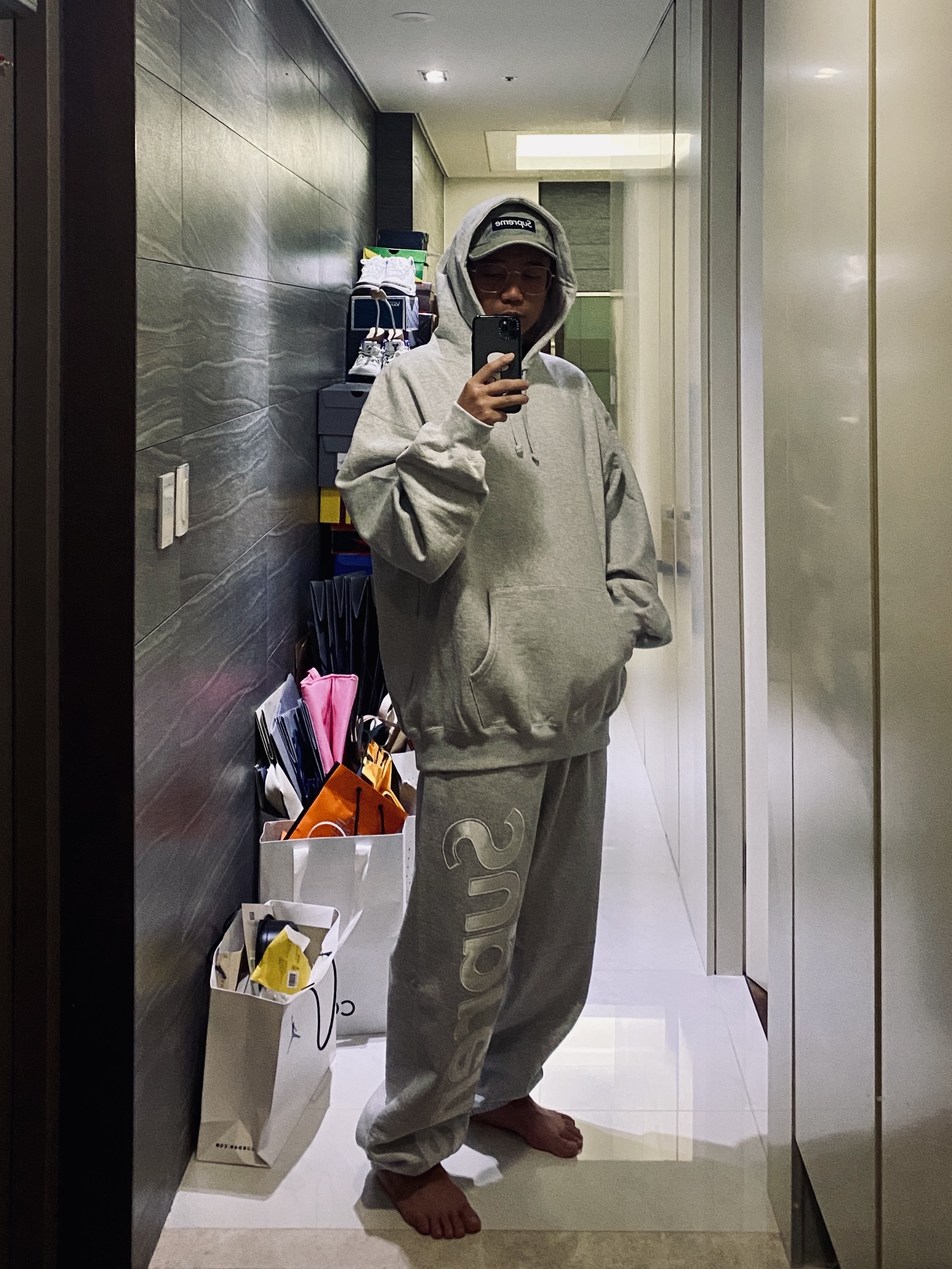 Supreme Satin Applique Sweatpants Ash Grey - 23FW, Supreme Satin Applique Hooded Sweatshirt Ash Grey - 23FW 착용 스타일 - 1