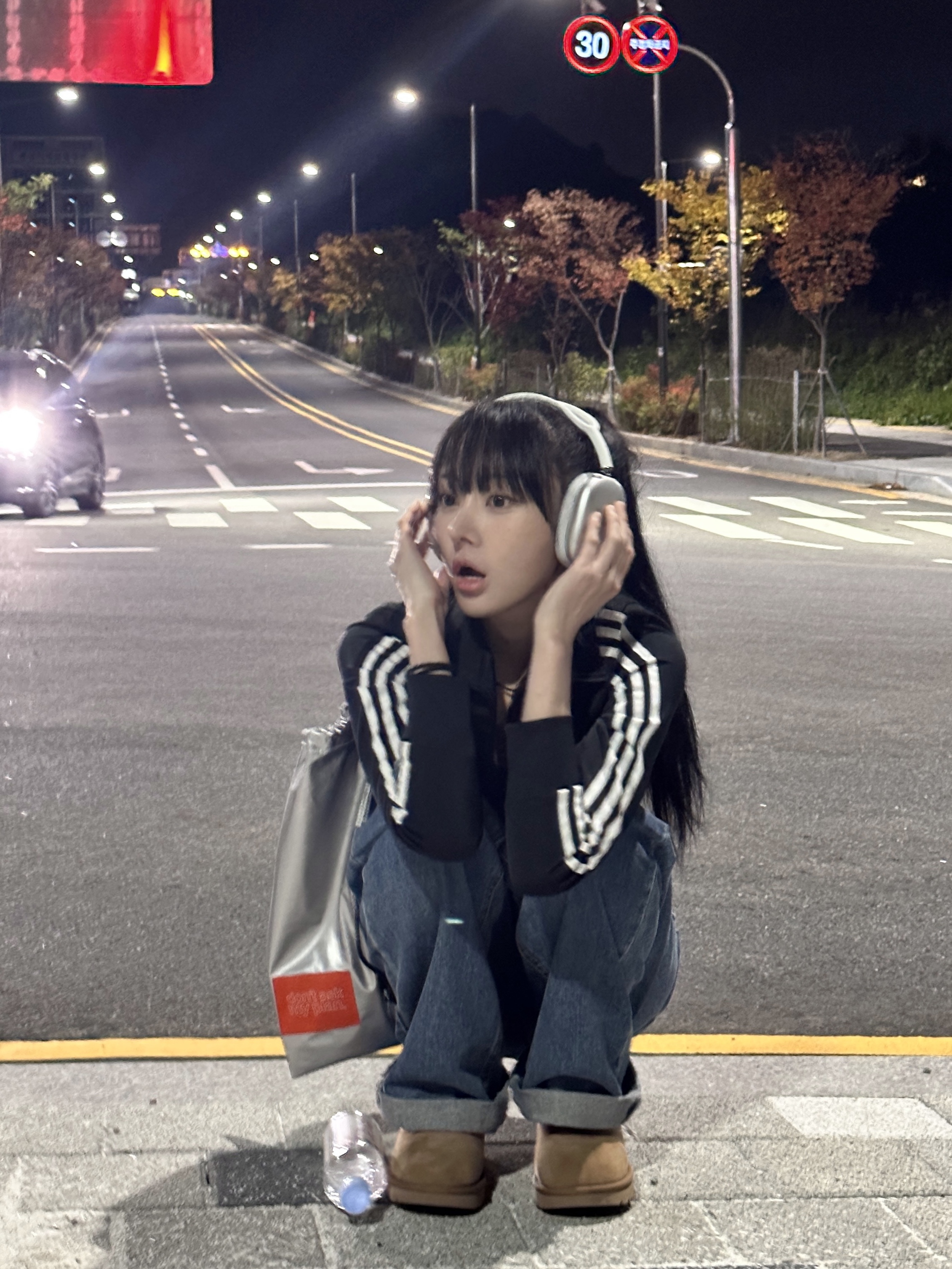 Apple AirPods Max Lightning Silver (Korean Ver.), (W) UGG Classic Ultra Mini Boots Chestnut 착용 스타일 - 4