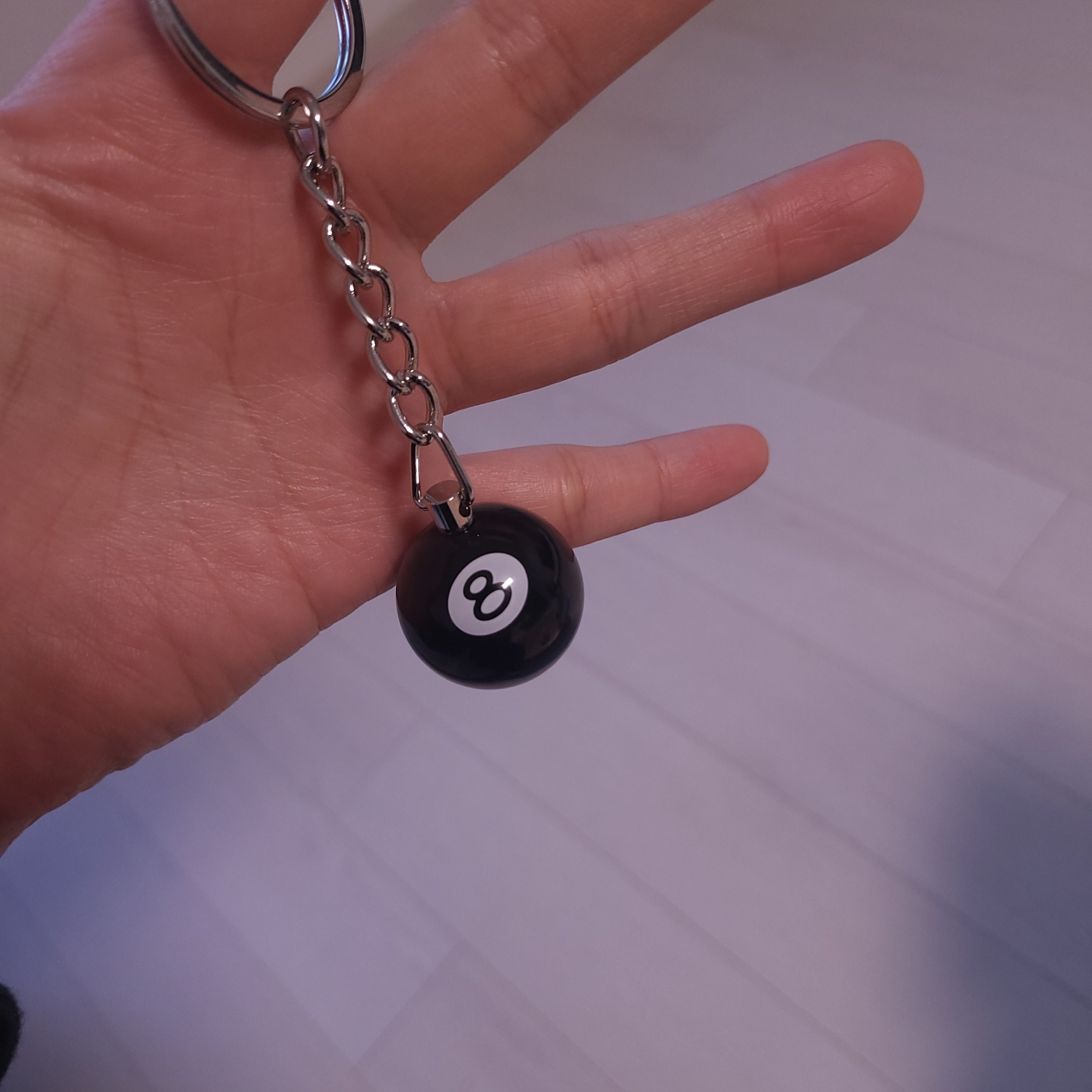 Stussy 8 Ball Keychain Black 착용 스타일 - 2