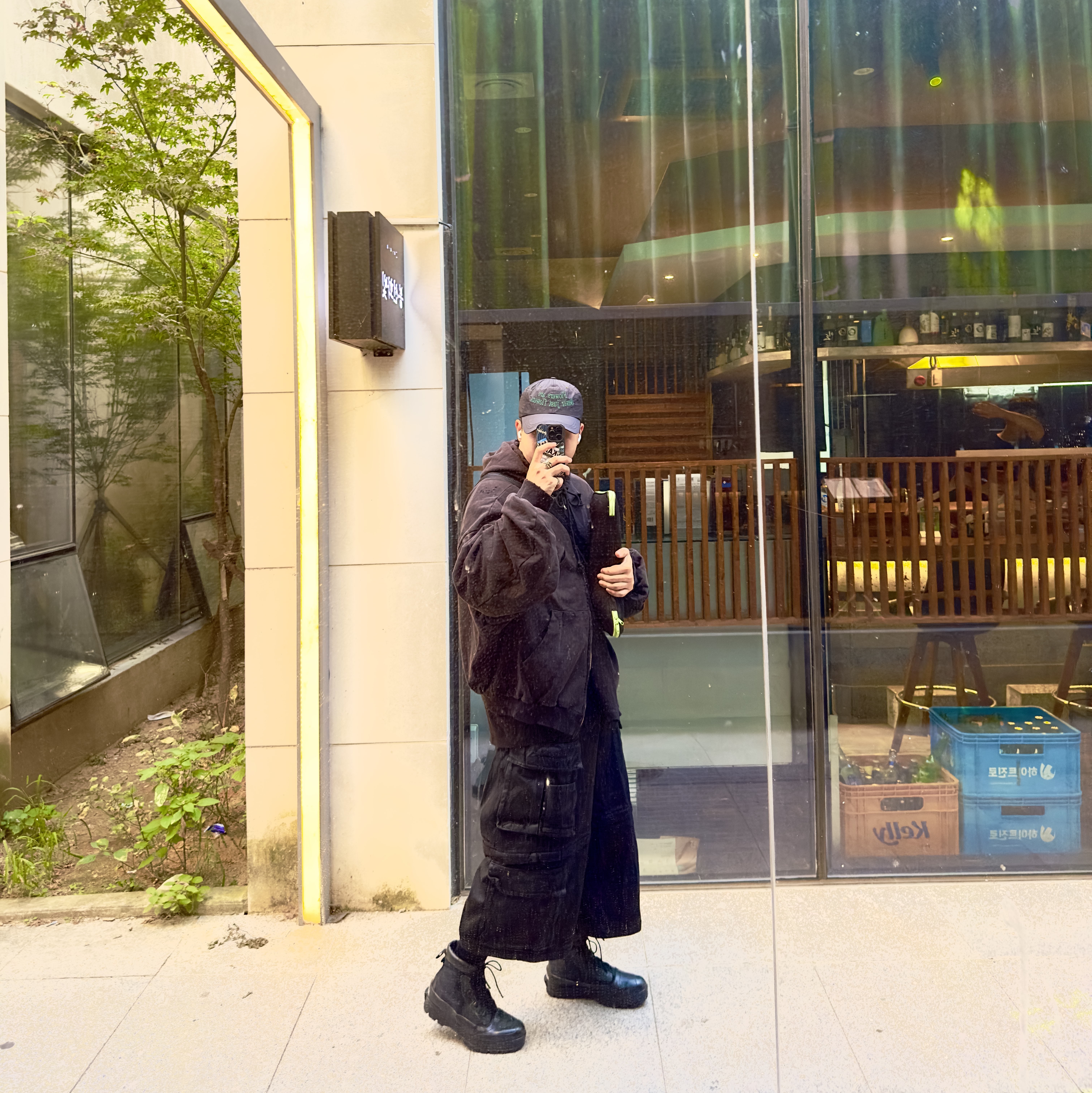 Project G/R Oversized Convertible Cargo Pants Coated Black, Project G/R Distressed Layer Zip Hoodie Faded Black 착용 스타일 - 1