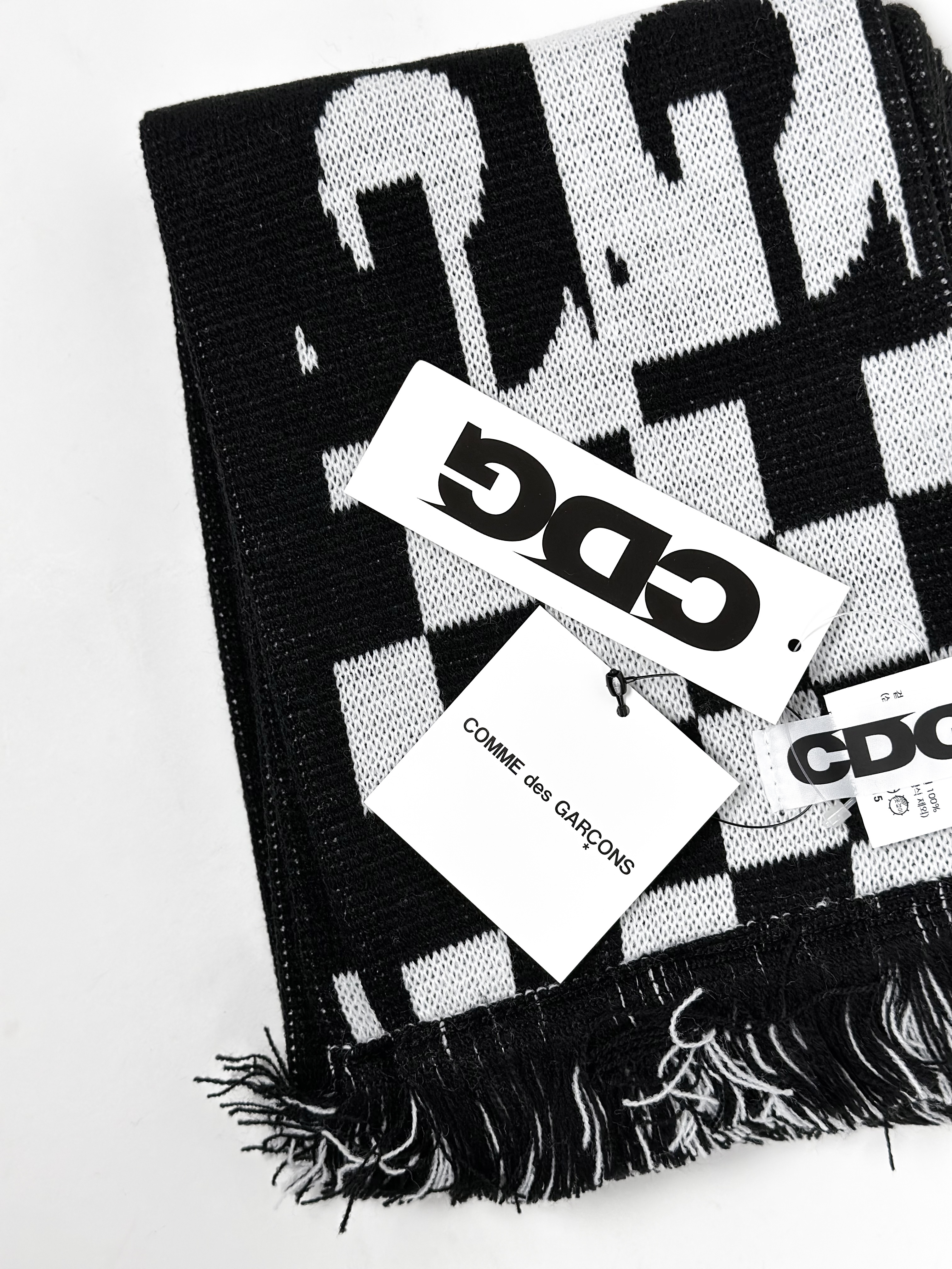 CDG Logo Check Muffler White Black 착용 스타일
