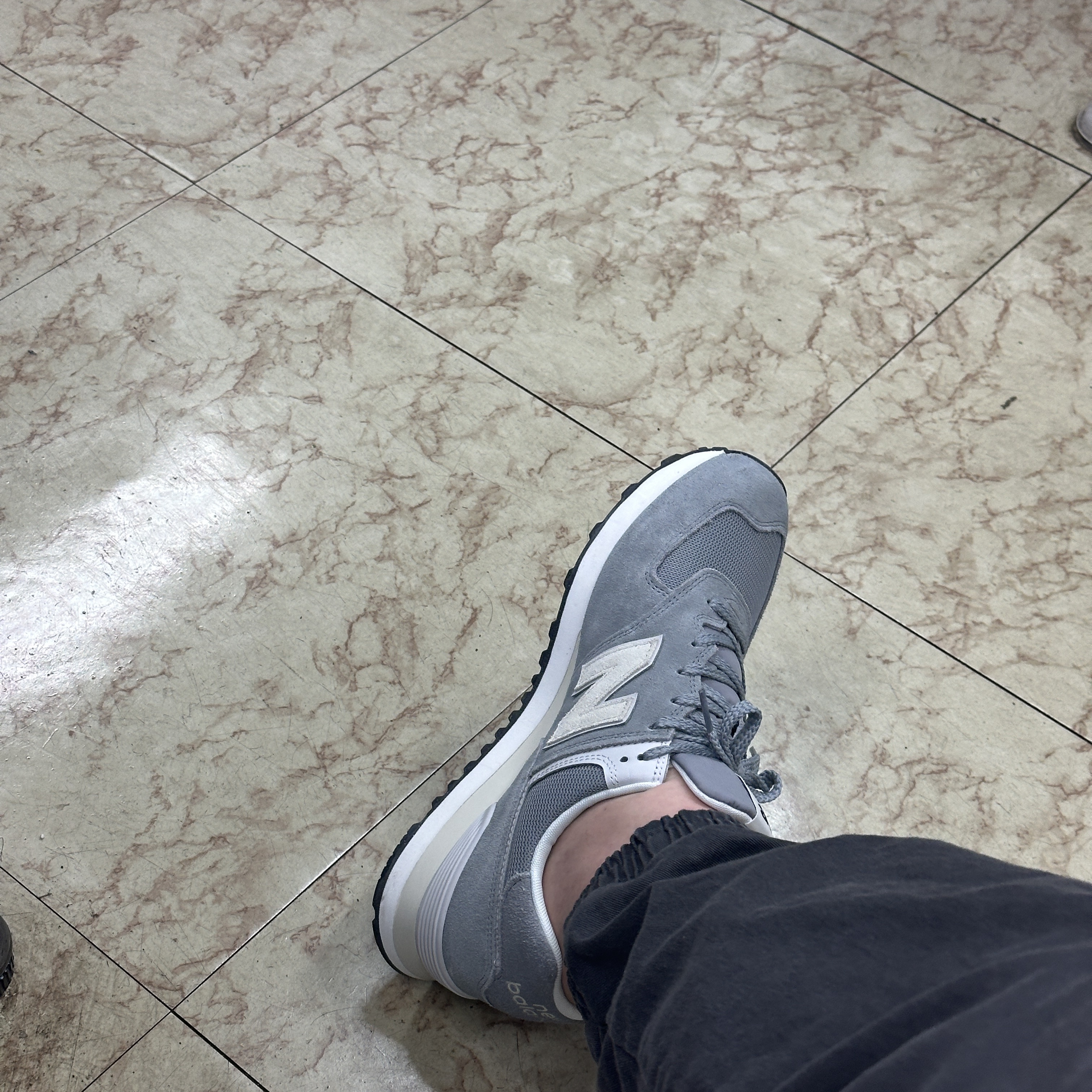 New Balance 574 Classics Reimagined Gray 착용 스타일 - 1