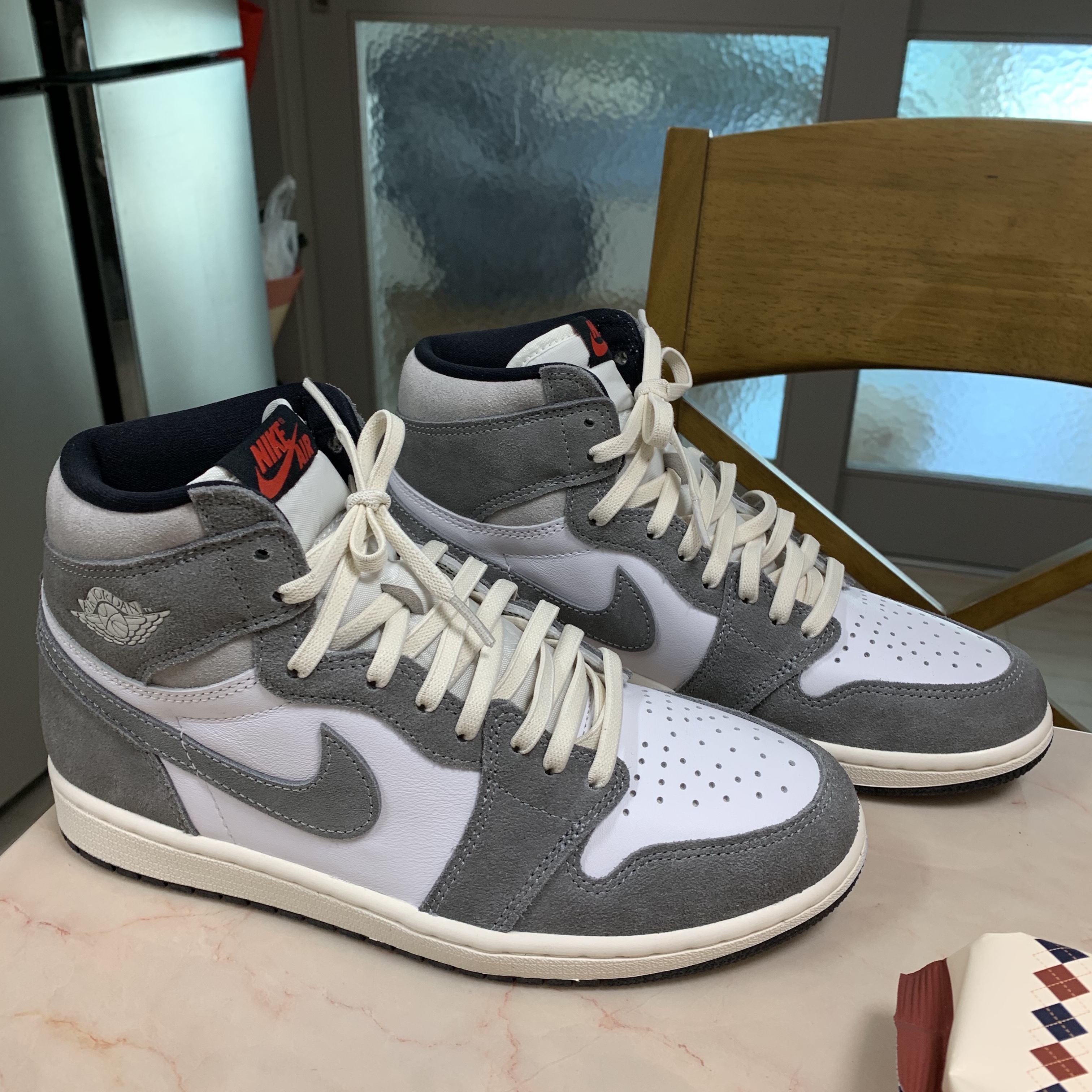 Jordan 1 Retro High OG Black and Smoke Grey 착용 스타일 - 1