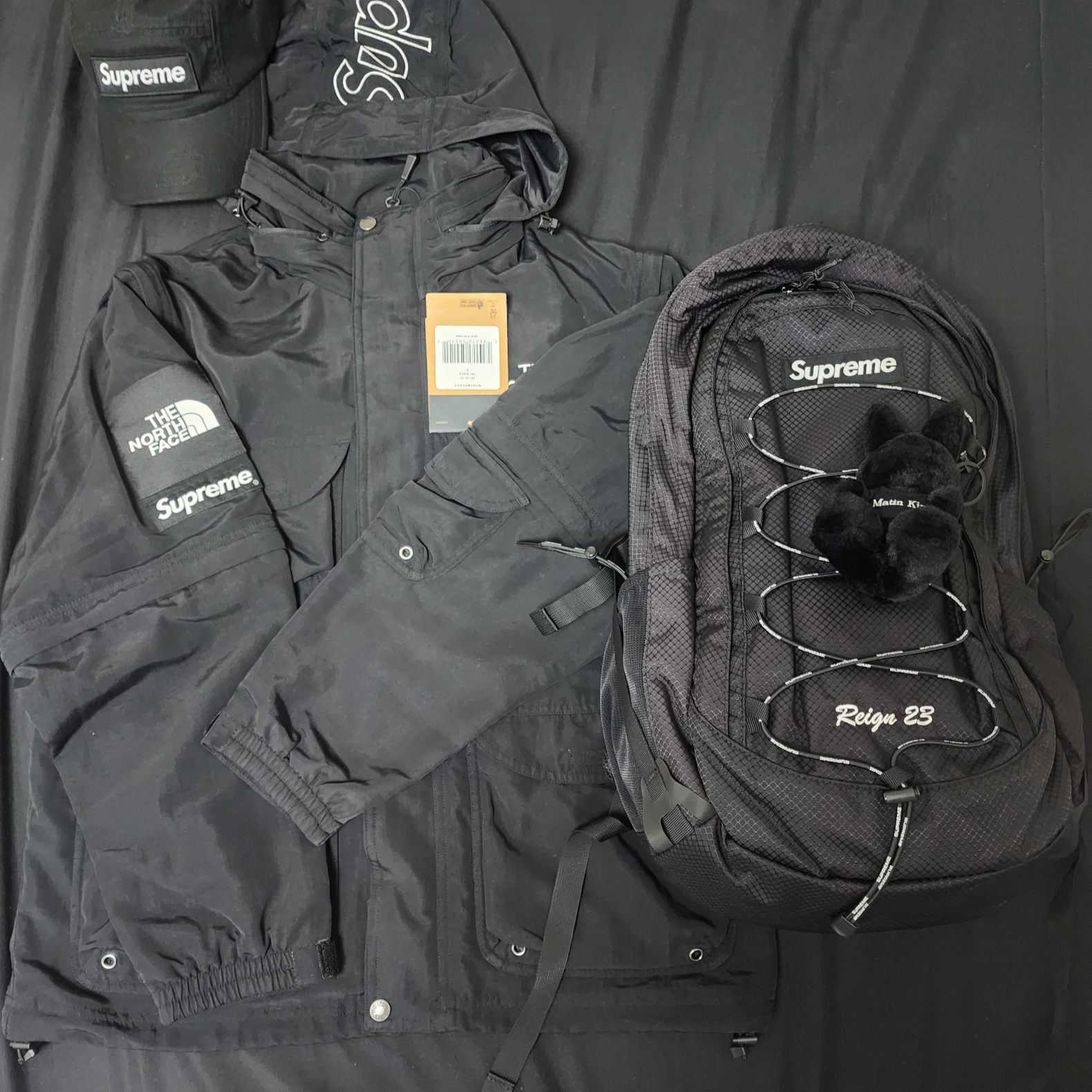 Supreme Military Camp Cap Black - 22FW, Supreme Backpack Black - 22SS 착용 스타일