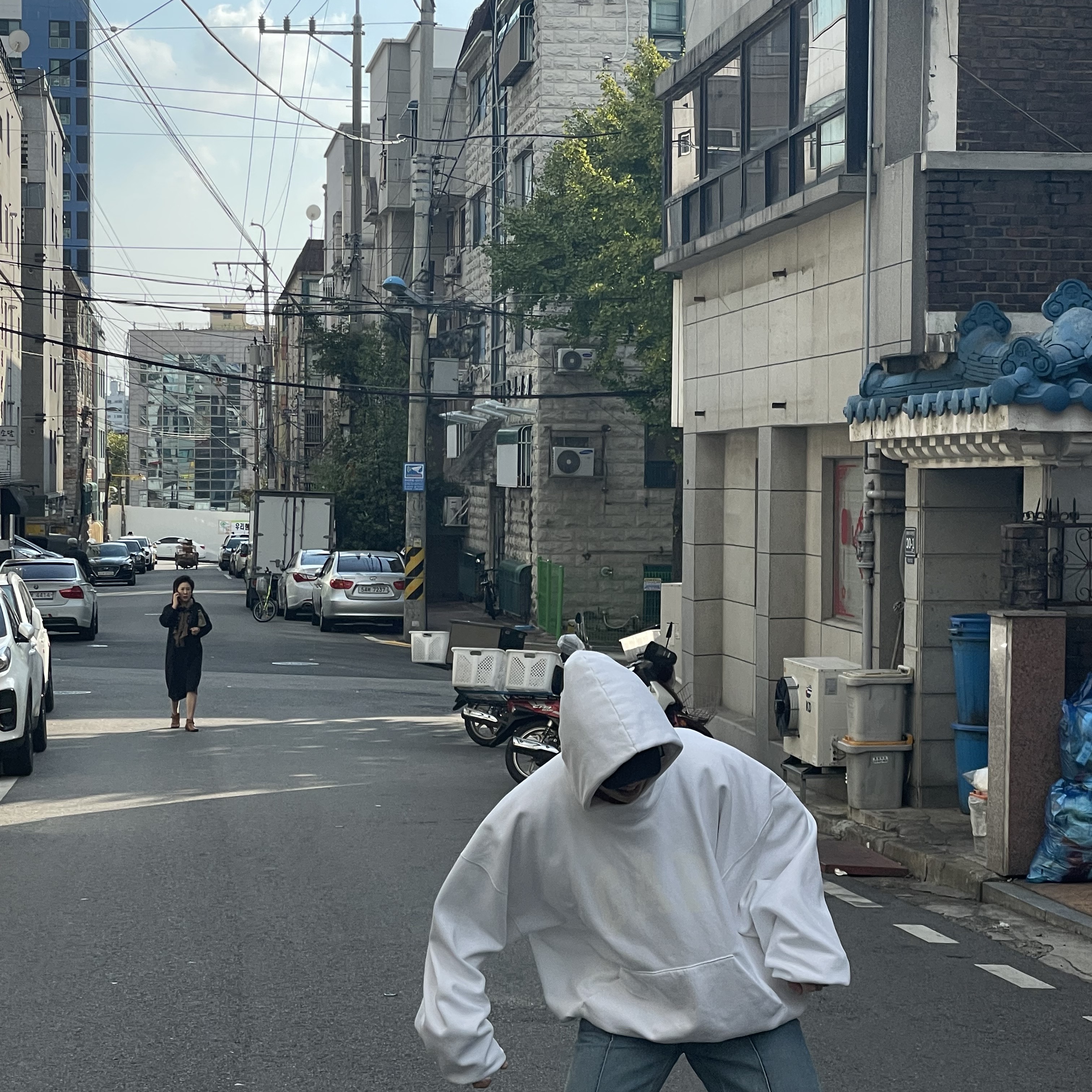 Yeezy Gap Engineered By Balenciaga Dove Hoodie White 착용 스타일 - 3
