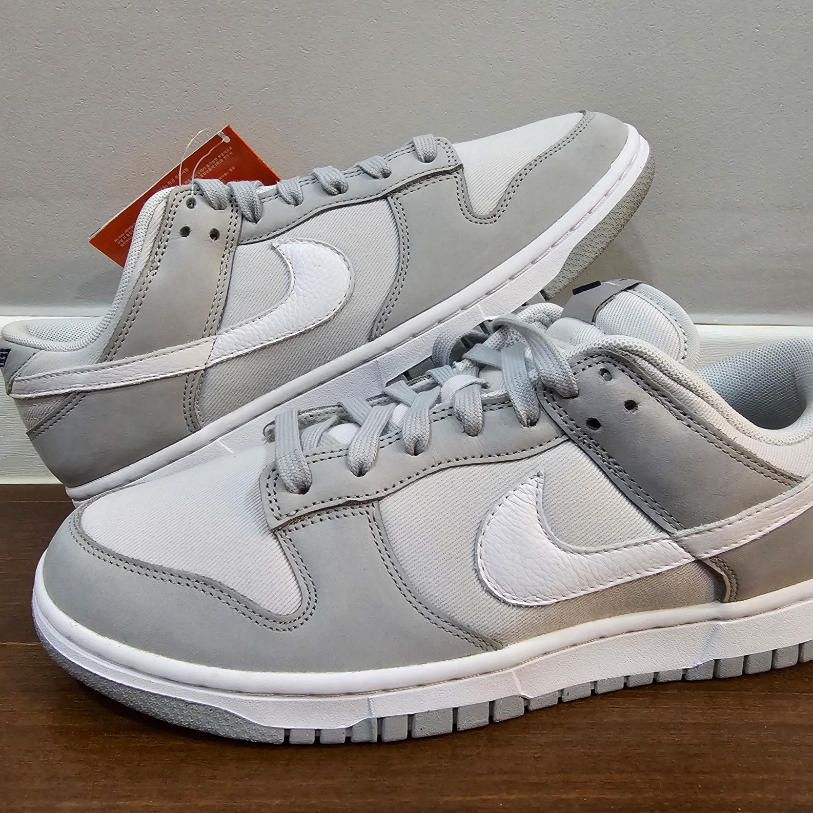 (W) Nike Dunk Low LX Light Smoke Grey and Photon Dust 착용 스타일