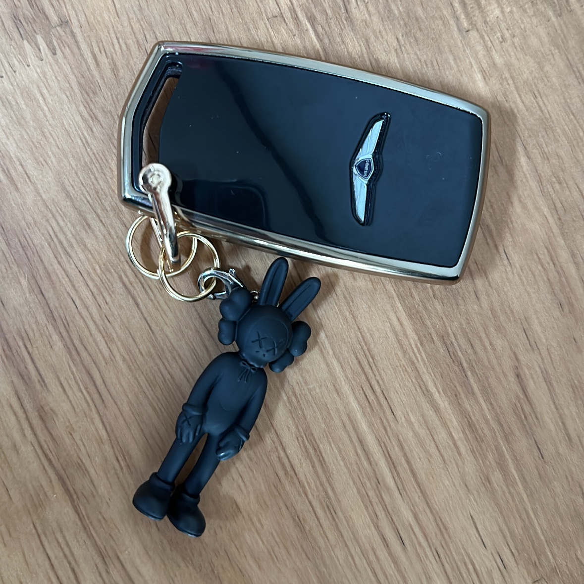 Kaws Tokyo First Accomplice Keychain Black 착용 스타일