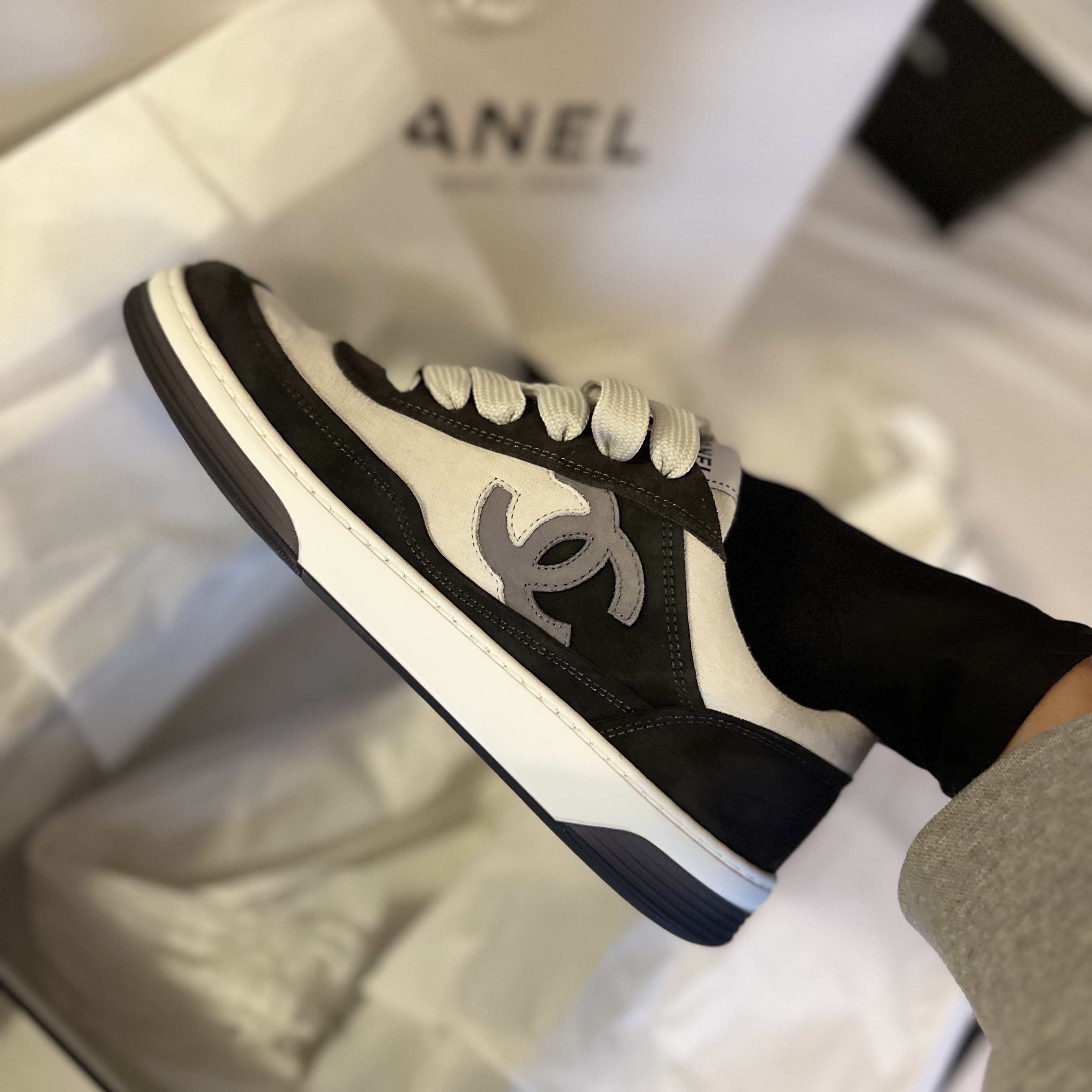 (W) Chanel Sneakers Suede Kidskin & Black White 착용 스타일 - 2