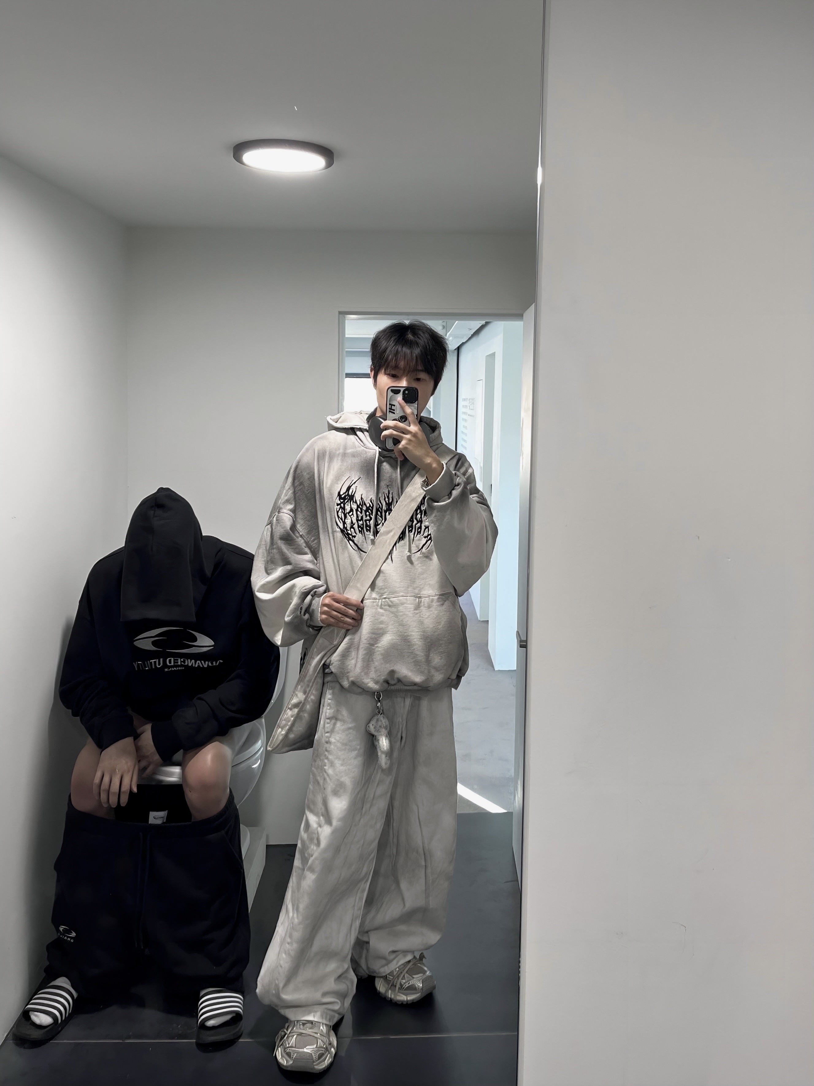 Project G/R Metalic Logo Hoodie Ivory, Balenciaga 3XL Sneakers Light Beige 착용 스타일 - 1
