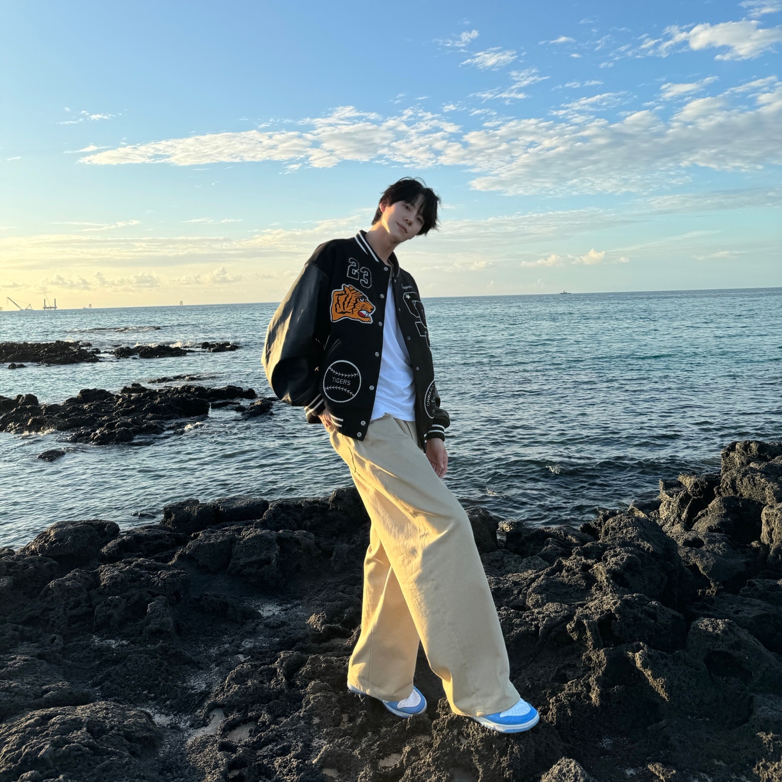 Supreme Tiger Varsity Jacket Black - 23FW, STU Wide Cotton Pants Beige 착용 스타일 - 5