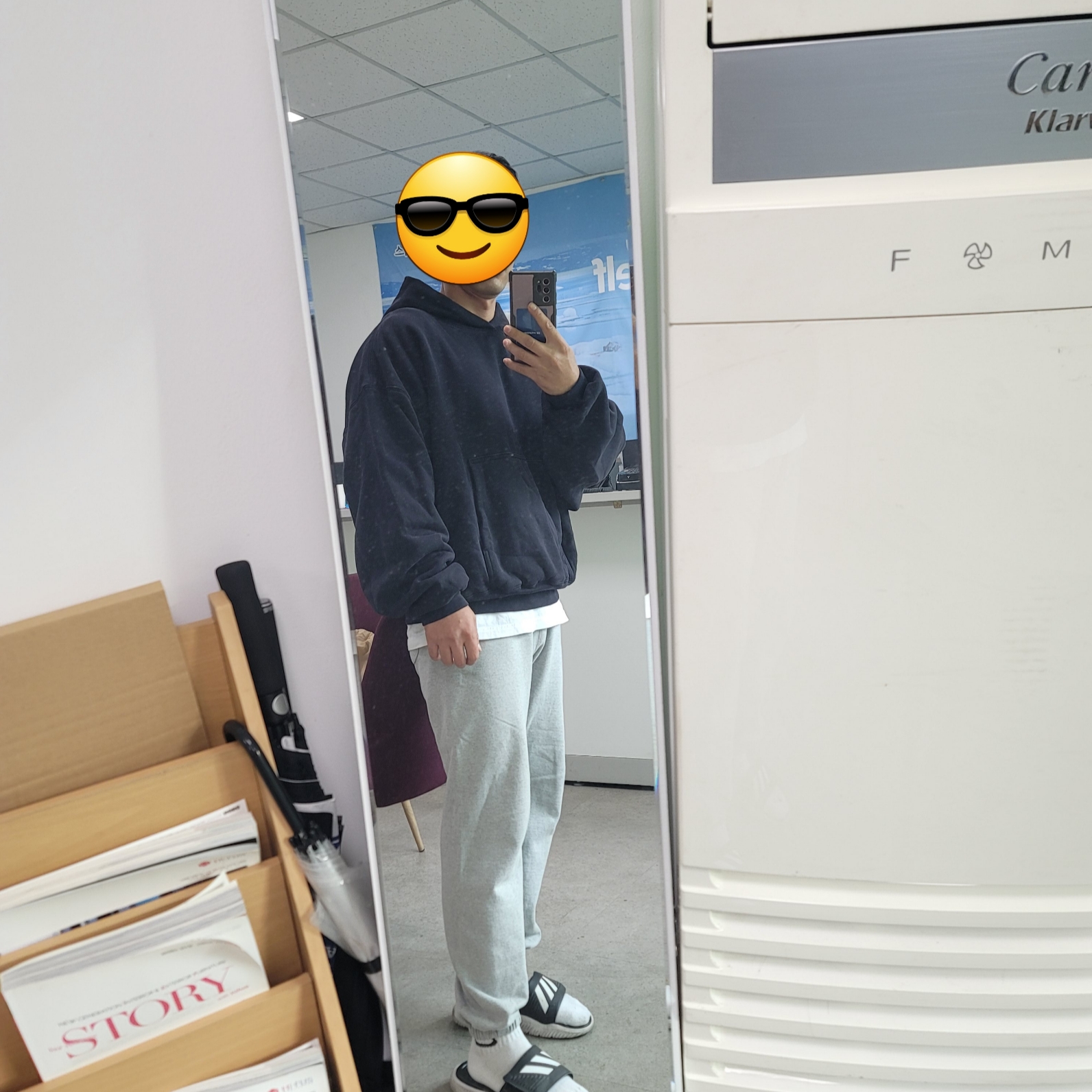 Yeezy Gap Hoodie Black 착용 스타일 - 1