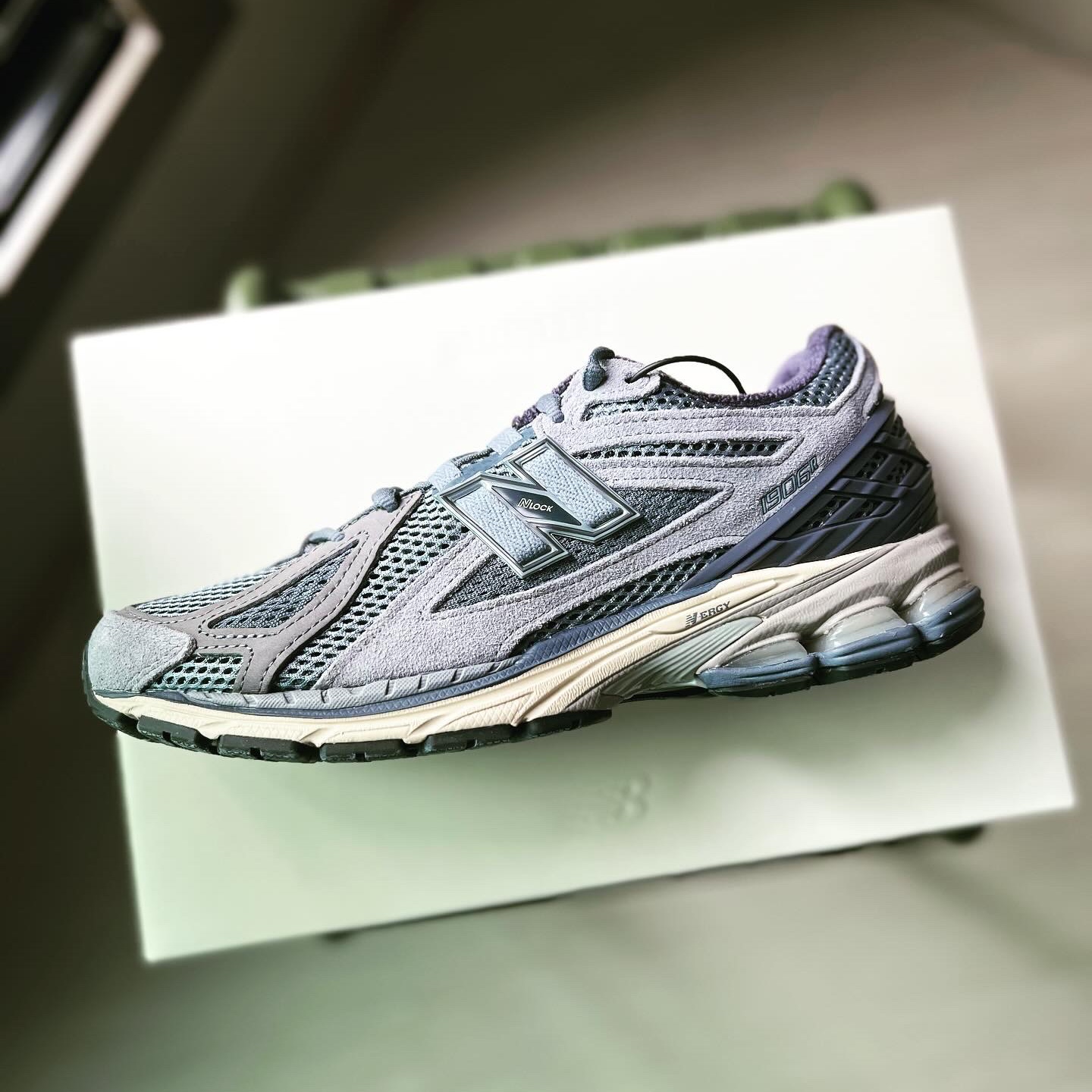 New Balance x Auralee 1906R Flint Stone 착용 스타일 - 1