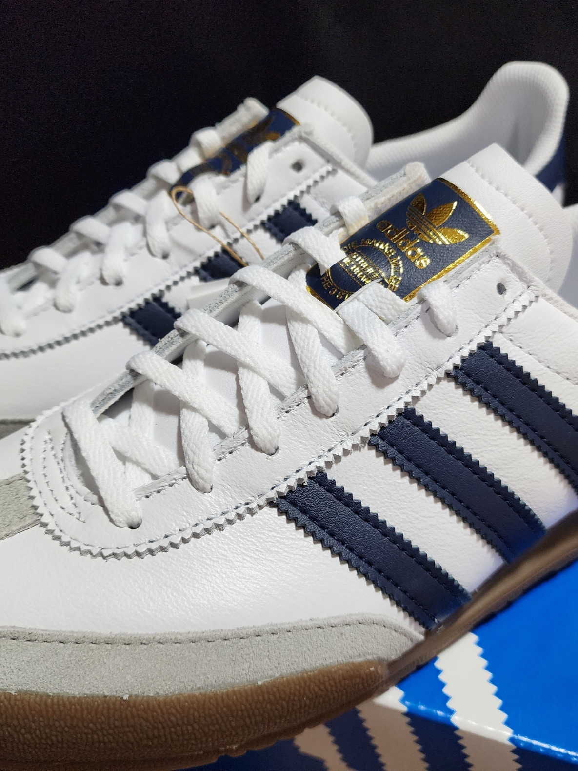 Adidas Jeans Cloud White Collegiate Navy Gum, Adidas Samba Vegan White Black 착용 스타일 - 1