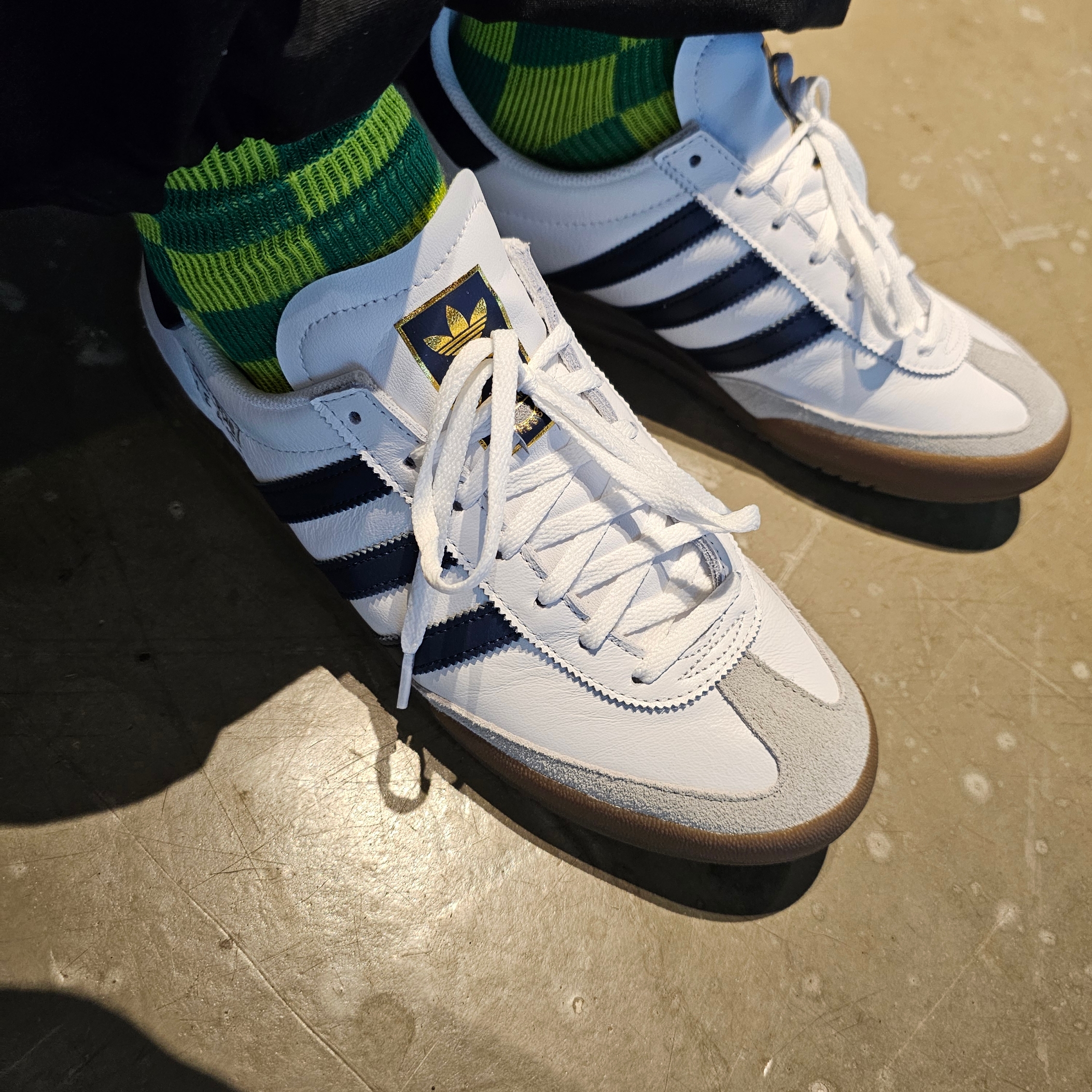 Adidas Jeans Cloud White Collegiate Navy Gum 착용 스타일 - 1