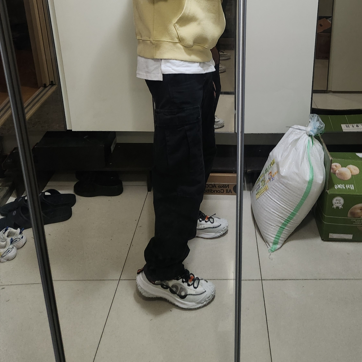 Carhartt WIP Columbia Ripstop Regular Cargo Pants Black, Nike ACG Mountain Fly 2 Low Summit White and Bright Mandarin 착용 스타일
