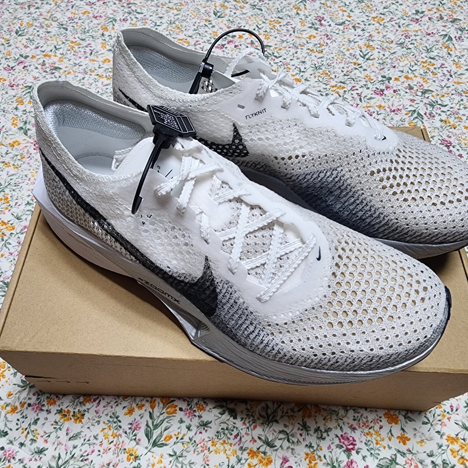 Nike ZoomX Vaporfly Next% 3 White Grey 착용 스타일 - 1