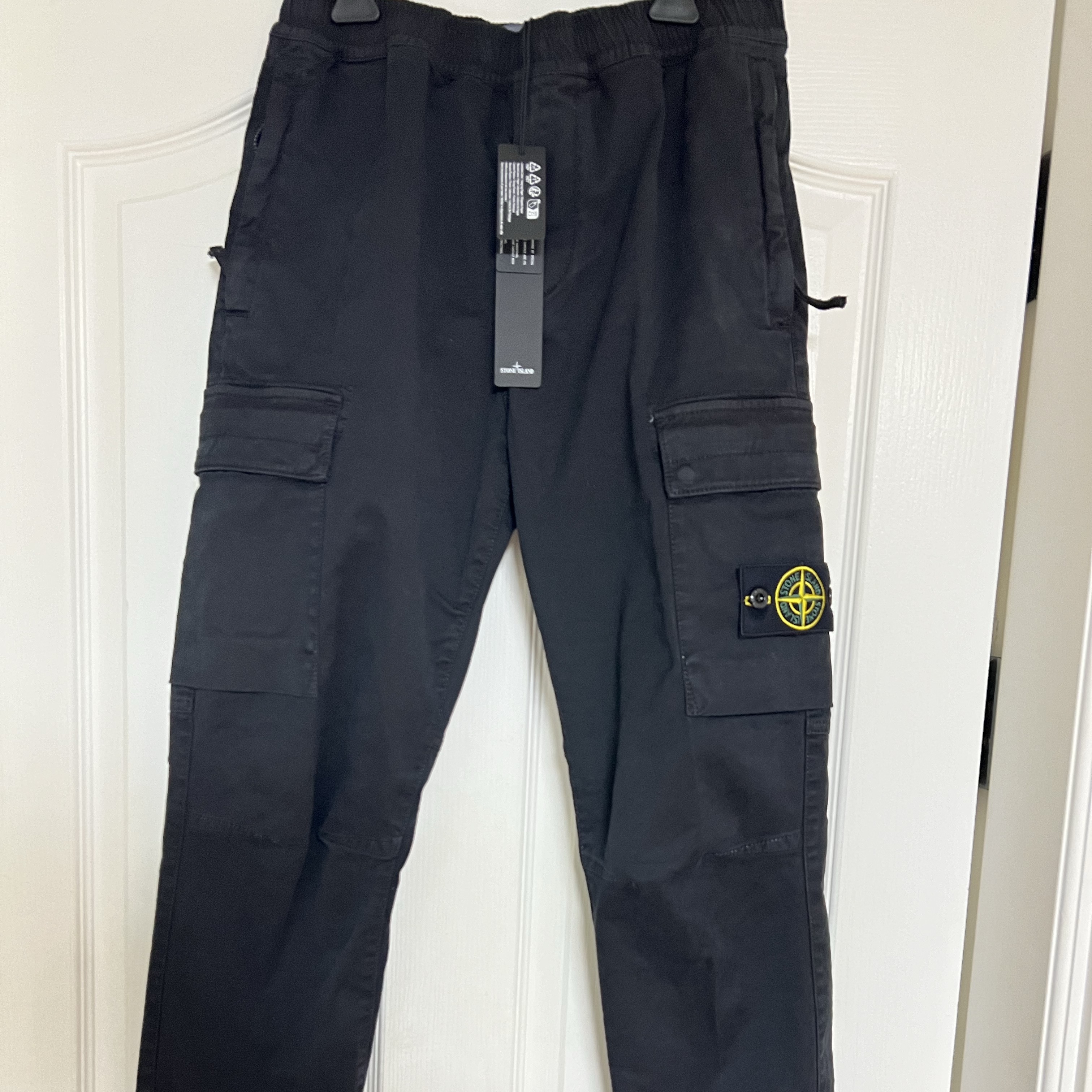 Stone Island 313L1 Stretch Broken Twill Cotton Garment Dyed Old Effect Cargo Pants Black - 23FW 착용 스타일