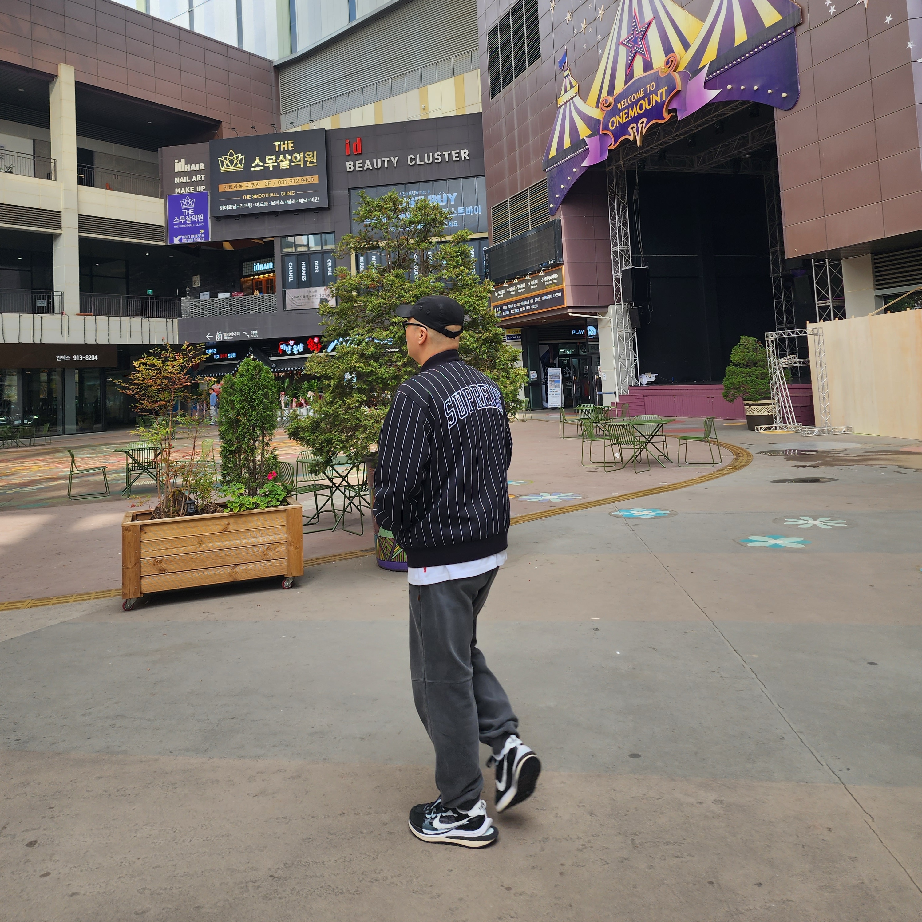 Supreme Pinstripe Varsity Jacket Black - 19SS, IAB Studio Blocked Pigment Sweatpants Black 착용 스타일