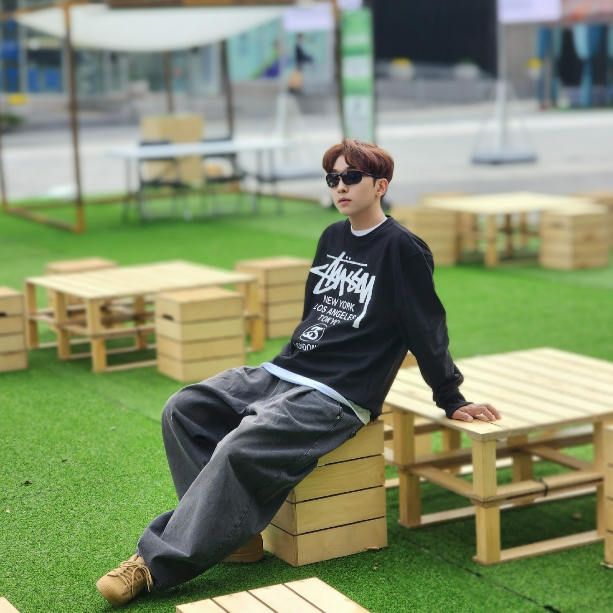 Stussy World Tour Crew Pigment Dyed Black, Stussy World Tour Crew Black 2023 착용 스타일 - 4