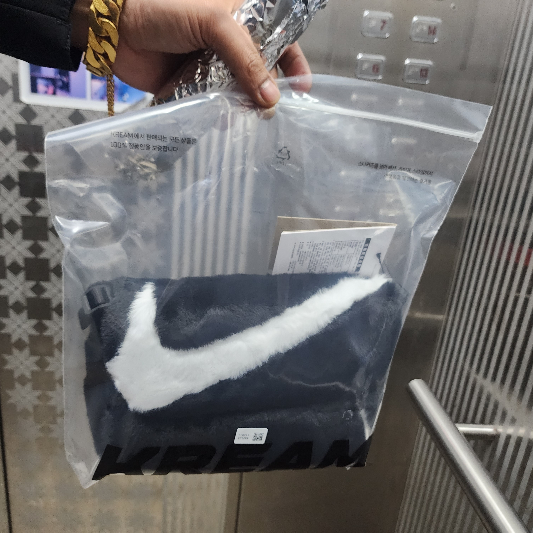 Nike NSW Futura 365 Faux Fur Crossbody Bag 1L Black 착용 스타일