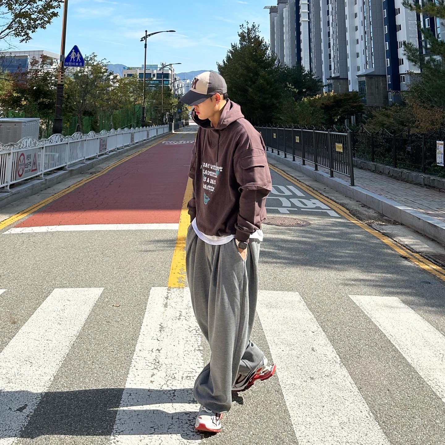 Balenciaga X-Pander Sneakers Red Silver 착용 스타일 - 2