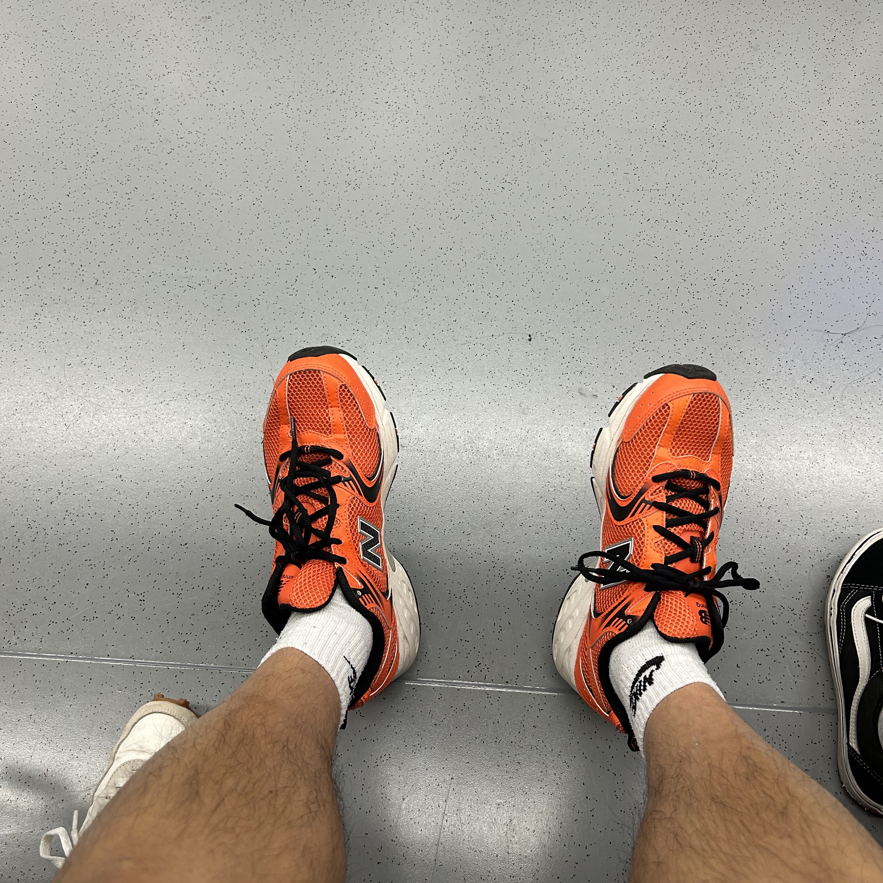New Balance 530 Neon Orange 착용 스타일