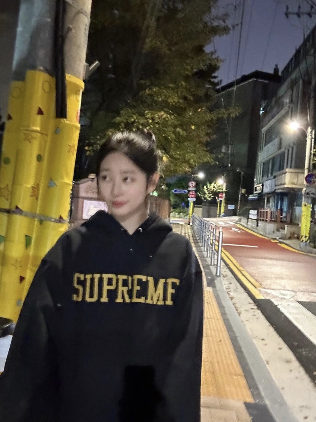 Supreme Varsity Hooded Sweatshirt Black - 23FW 착용 스타일 - 1