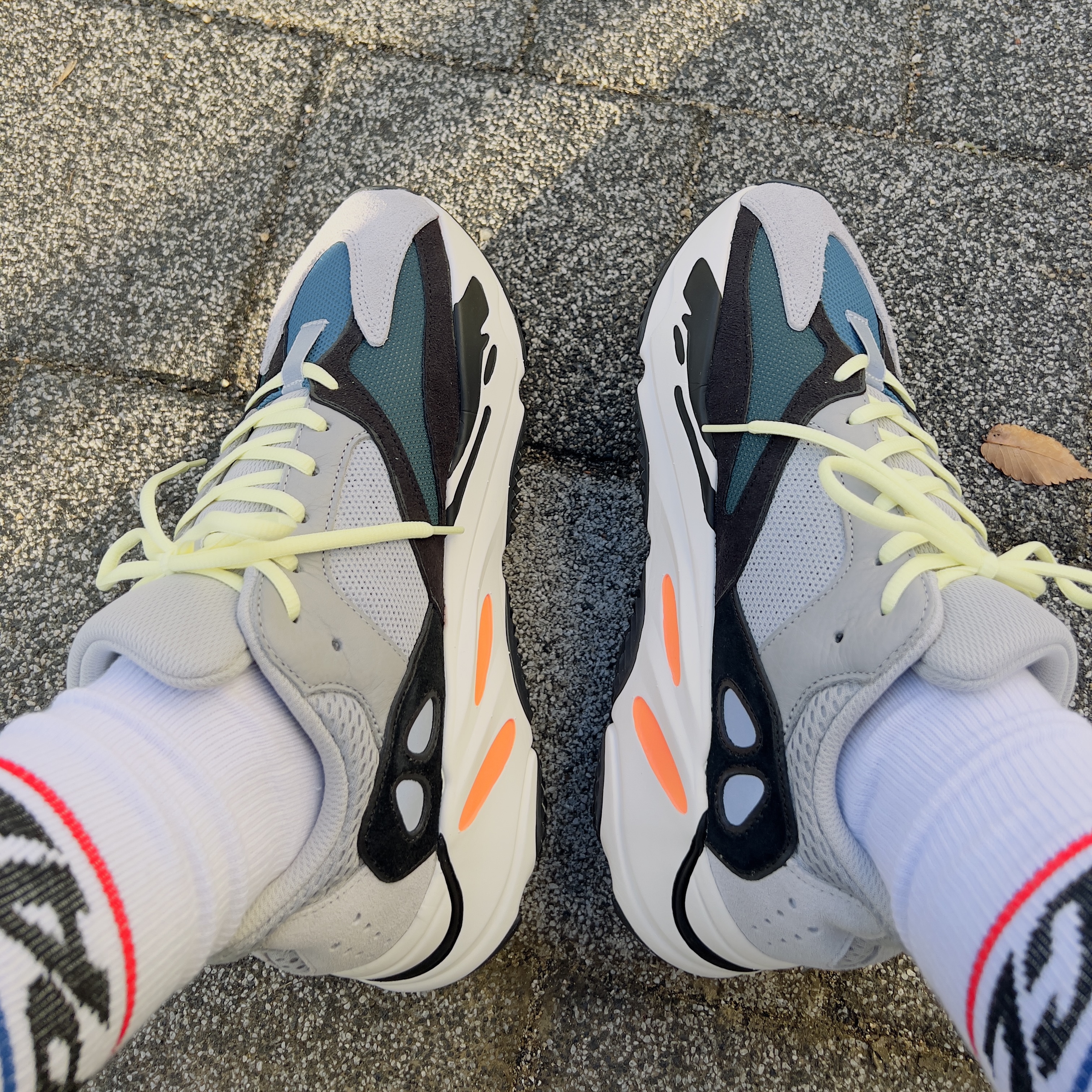 Adidas Yeezy Boost 700 Wave Runner Solid Grey 2017/2019, Palace Basically A Sock White 착용 스타일
