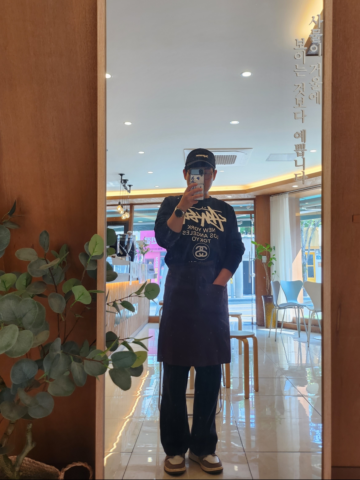 Jordan 1 x Travis Scott Retro High OG SP Mocha, Stussy World Tour Crew Black 2021 착용 스타일