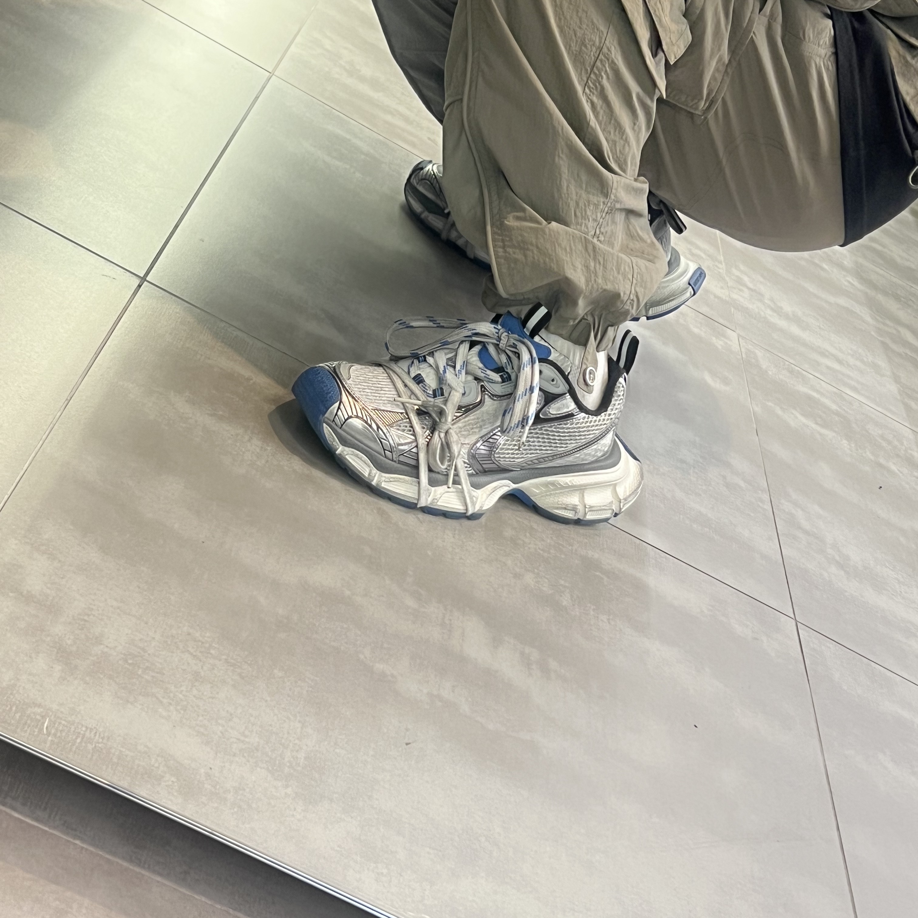 Balenciaga 3XL Sneakers Grey White Blue 착용 스타일 - 2
