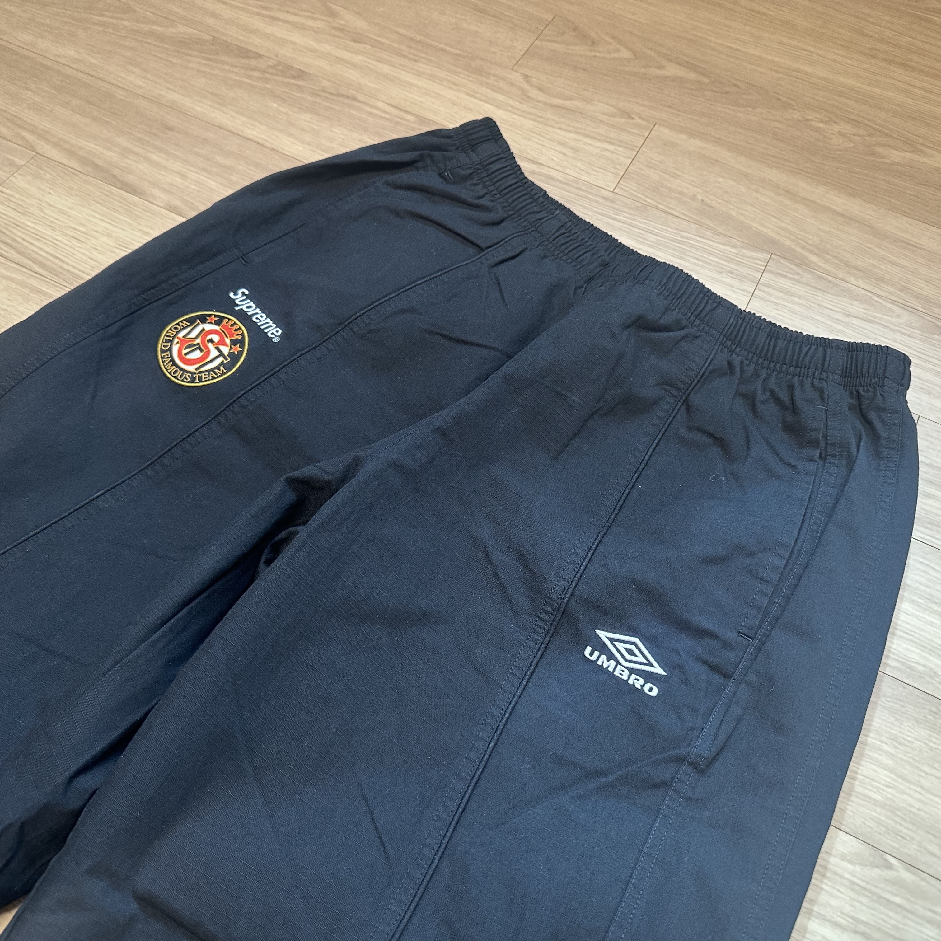 Supreme x Umbro Cotton Ripstop Track Pants Black - 23FW 착용 스타일 - 1