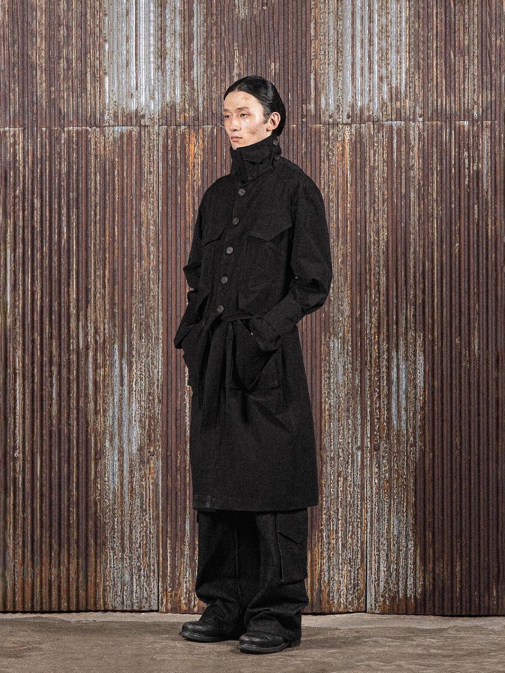 Full of Ssun Multipocket Trench Coat Black 착용 스타일