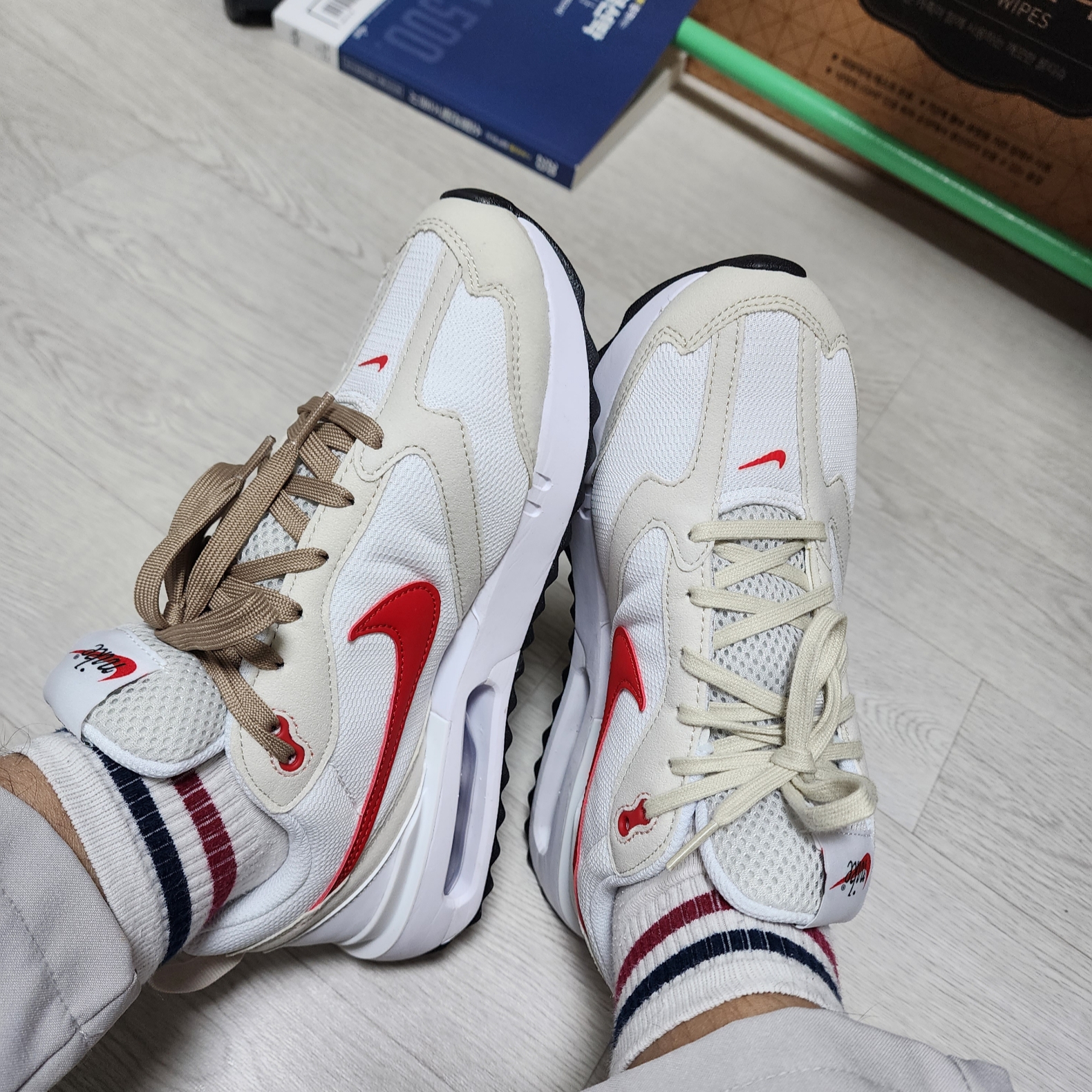 Nike Air Max Dawn Light Bone University Red 착용 스타일 - 2