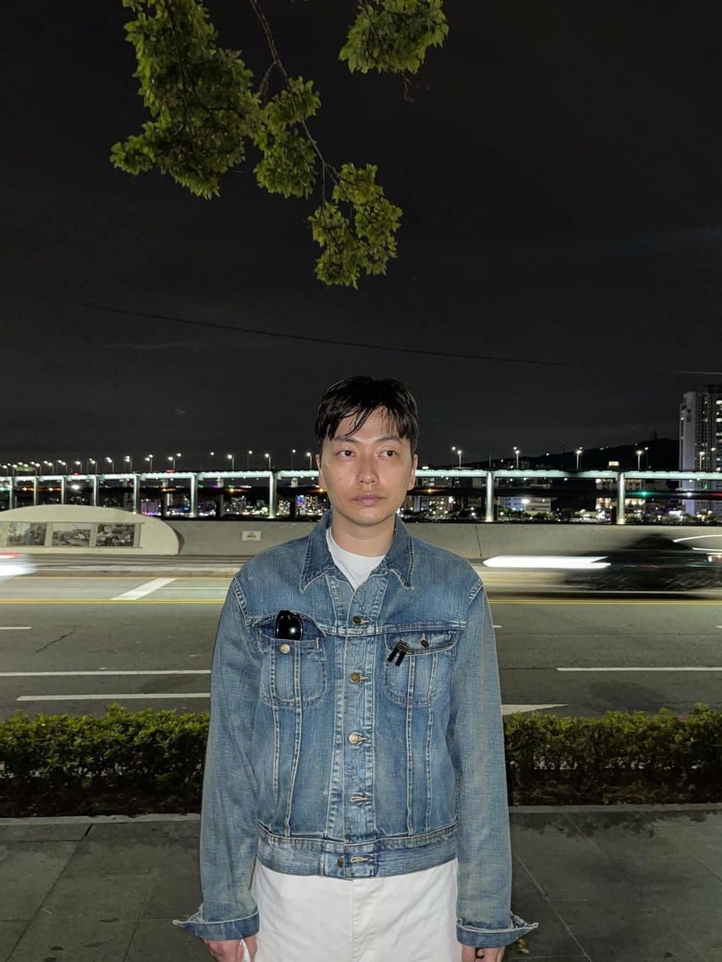 Yeezy Gap Engineered By Balenciaga Padded Denim Jacket Blue, Martine Rose Oversized Denim Jacket Blue 착용 스타일 - 8