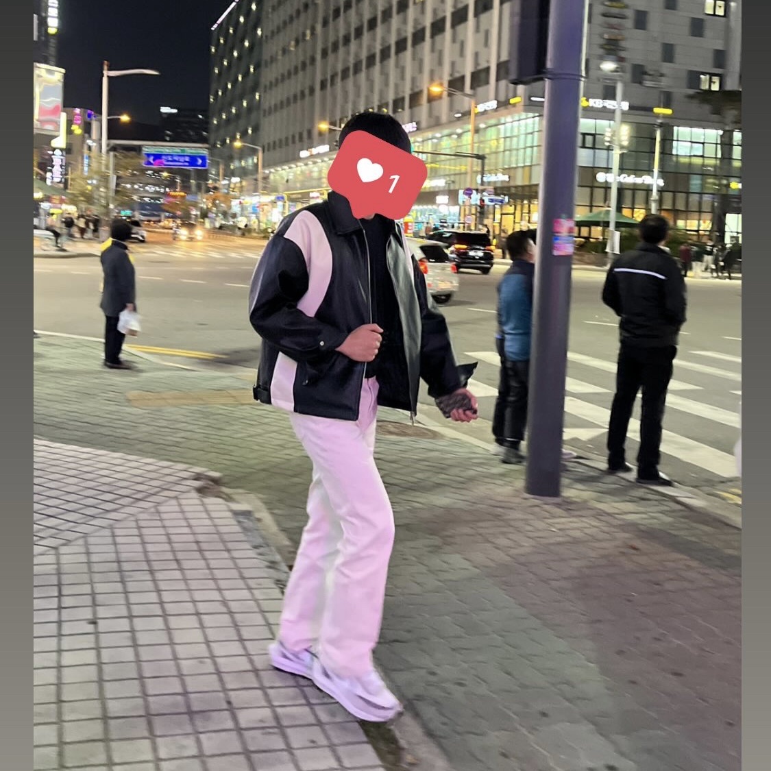 Dior Bi-Fold Card Holder Beige & Black Dior Oblique Jacquard, Nike x Sacai LDWaffle Summit White 착용 스타일