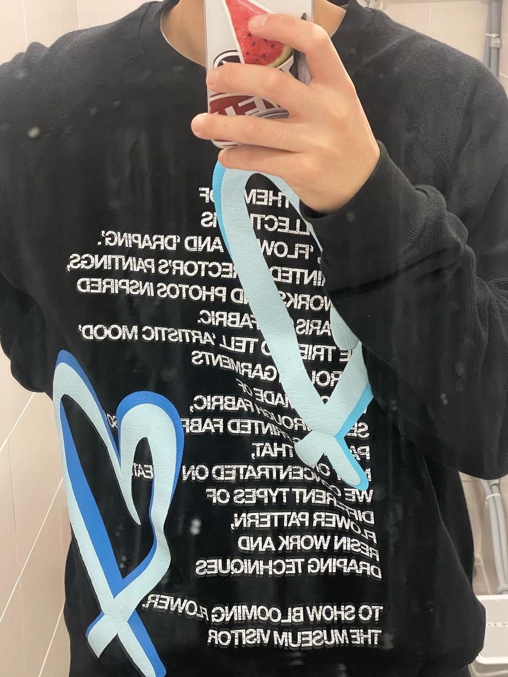 The Museum Visitor Heart Printed Inside-Out Sweatshirts Black 착용 스타일