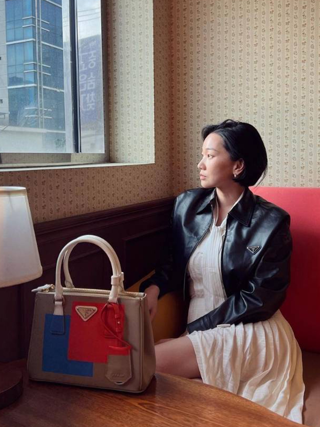 (W) Prada Leather Jacket Black, Prada Small Prada Galleria Saffiano Special Edition Bag Desert Beige Orange 착용 스타일 - 3
