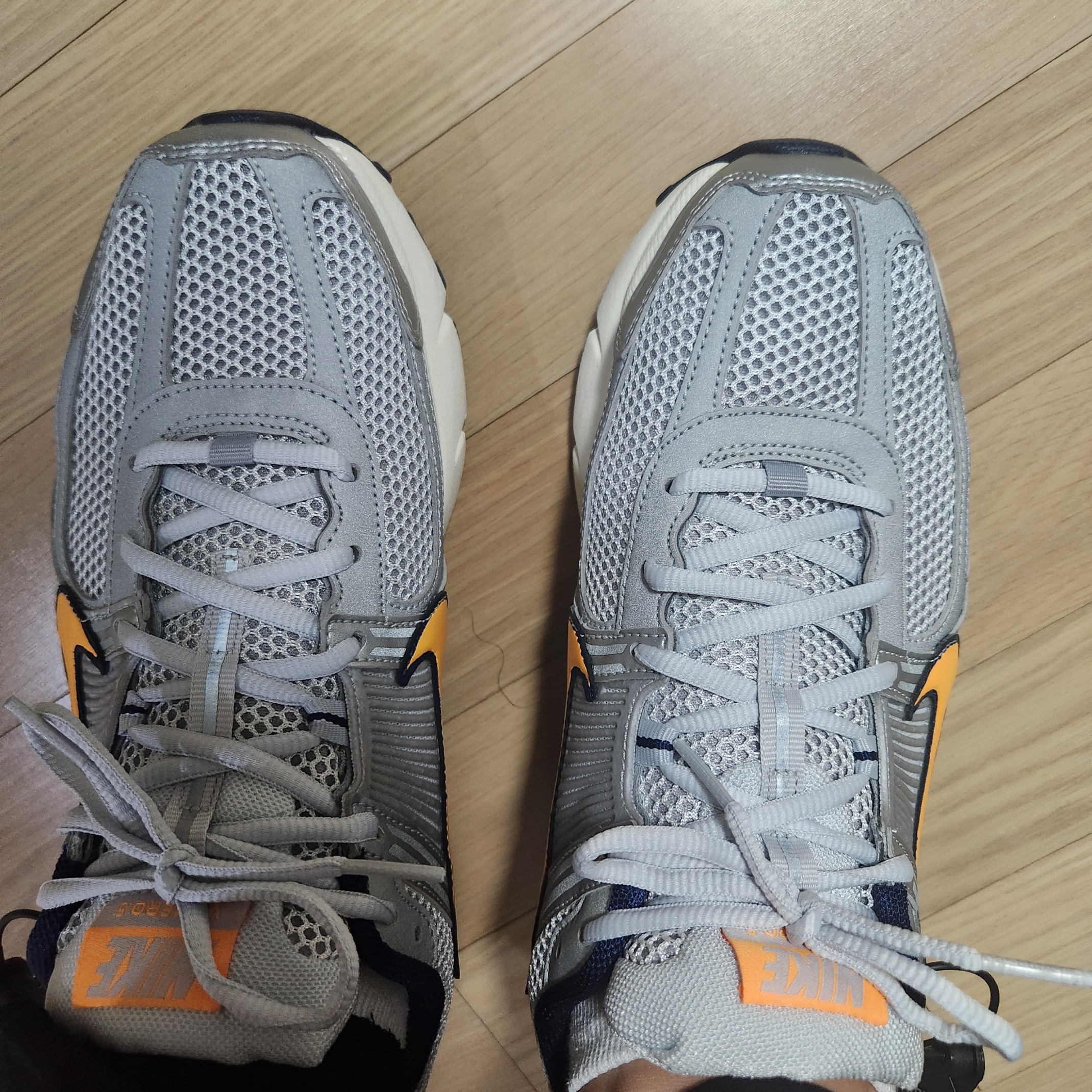 Nike Zoom Vomero 5 Pure Platinum and Laser Orange 착용 스타일 - 1