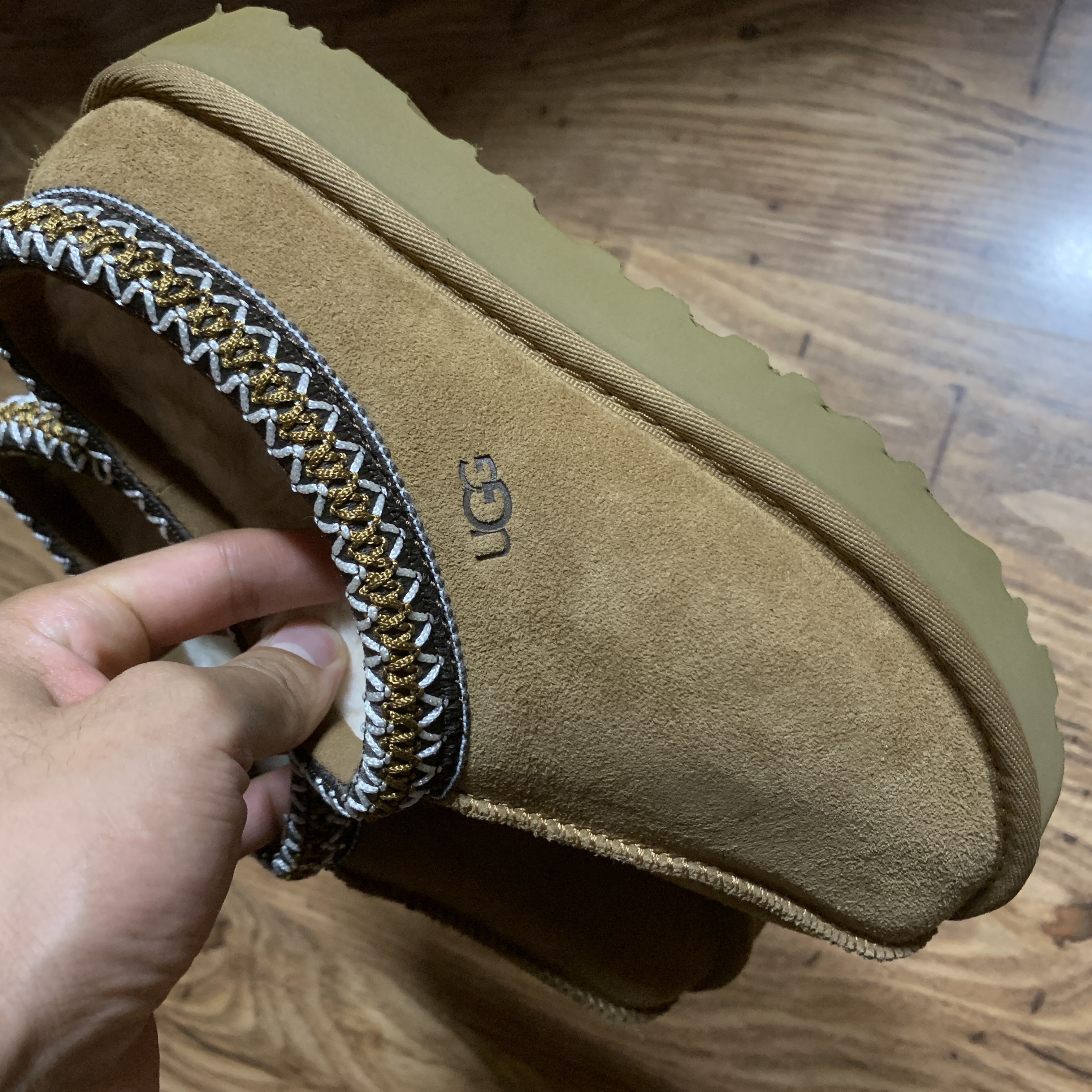 UGG Tasman Slipper Chestnut 착용 스타일