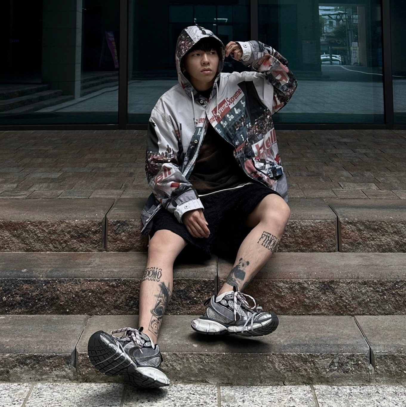 Balenciaga 3XL Sneakers Grey White Red 착용 스타일 - 1