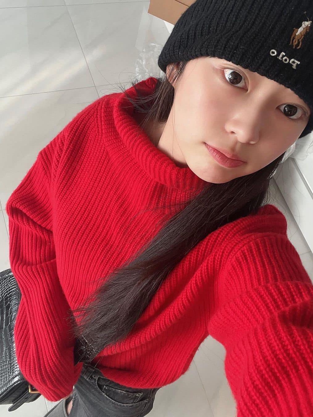 (W) Vivienne Westwood Giulia High Neck Knit Red, Celine Crew Neck Triomphe Sweater in Cashmere Wool Red White 착용 스타일 - 2