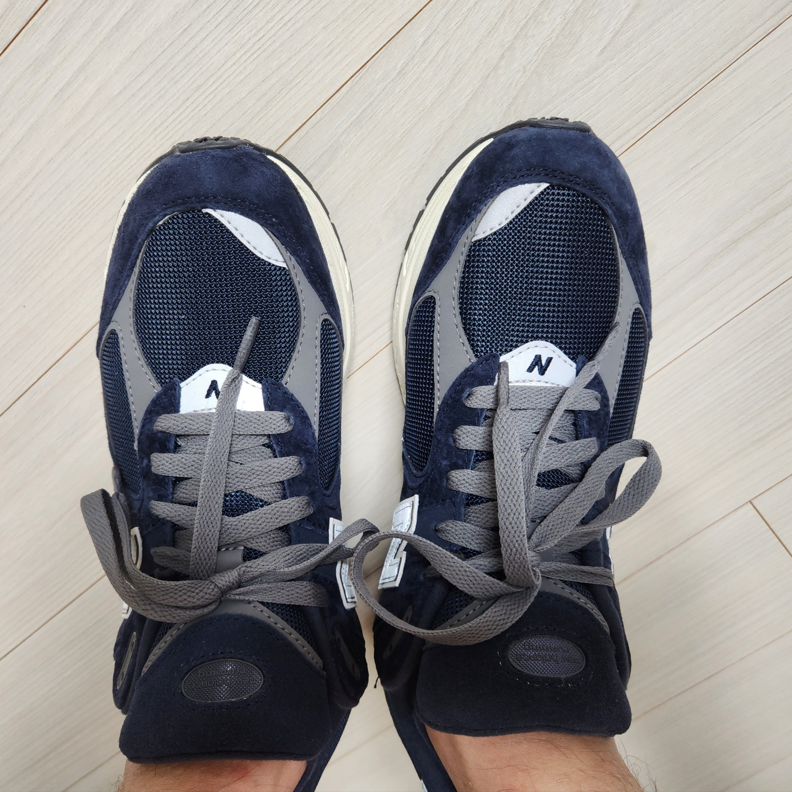 New Balance 2002R Eclipse Castlerock 착용 스타일