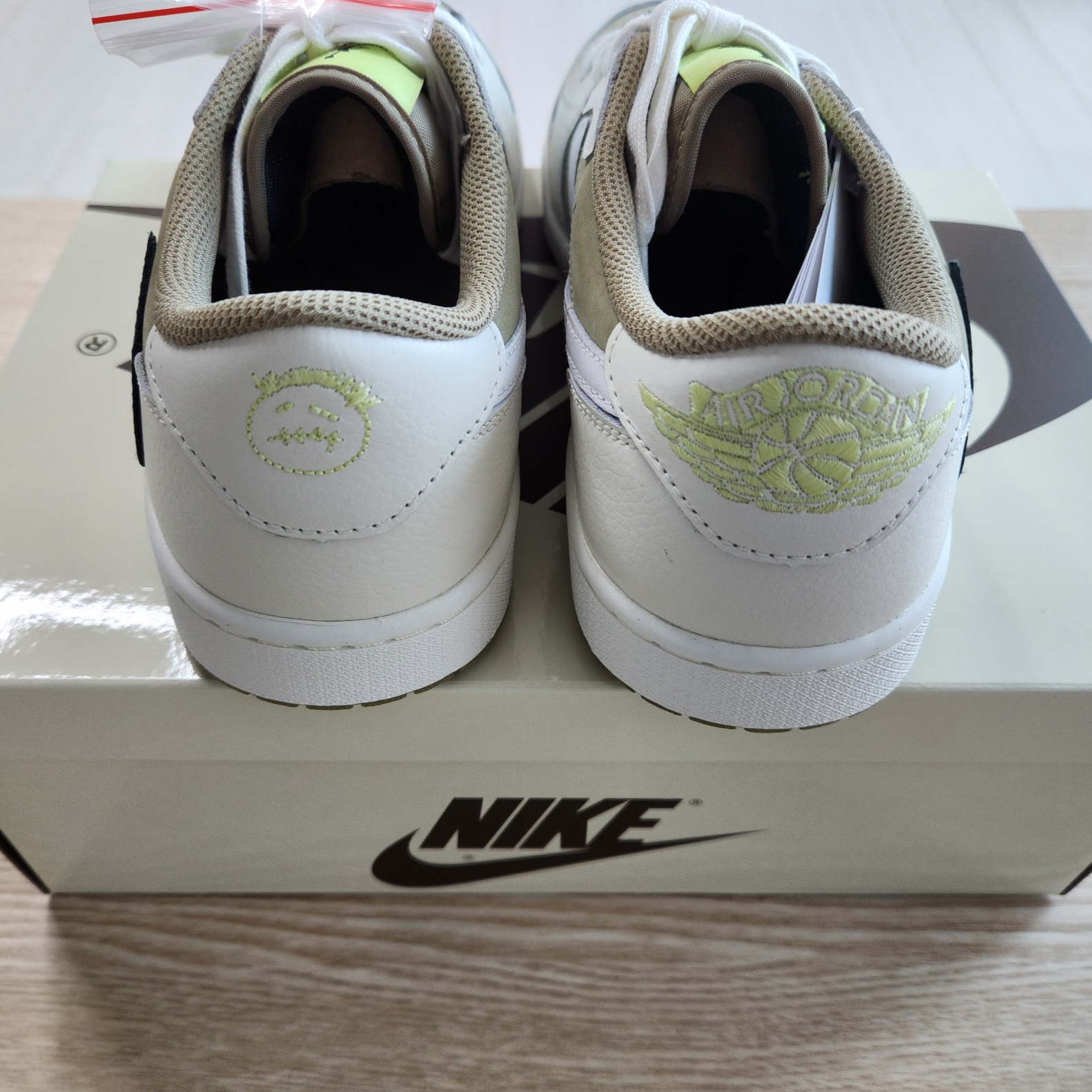 Jordan 1 x Travis Scott Retro Low Golf NRG Neutral Olive 착용 스타일 - 2