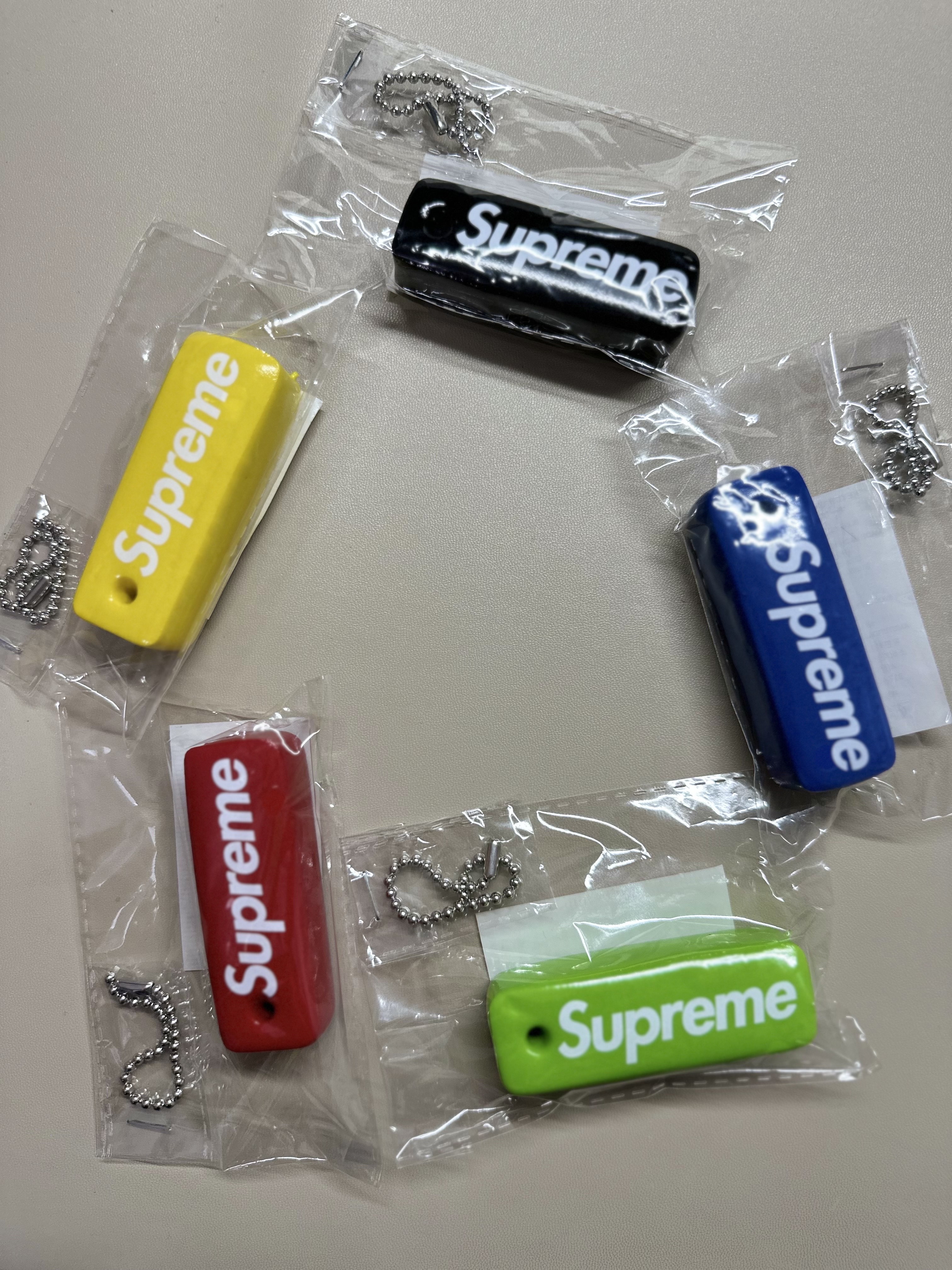 Supreme Floating Keychain Red - 23FW, Supreme Floating Keychain Faded Blue - 23FW 착용 스타일 - 1