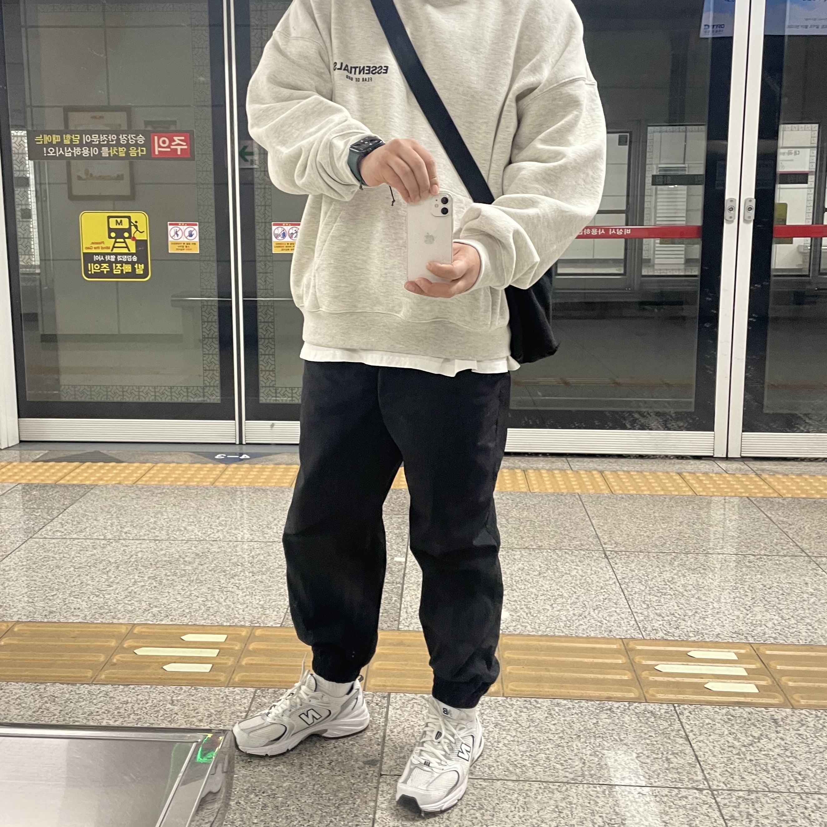 New Balance 530 White, Essentials The Core Collection Hoodie Light Oatmeal 착용 스타일