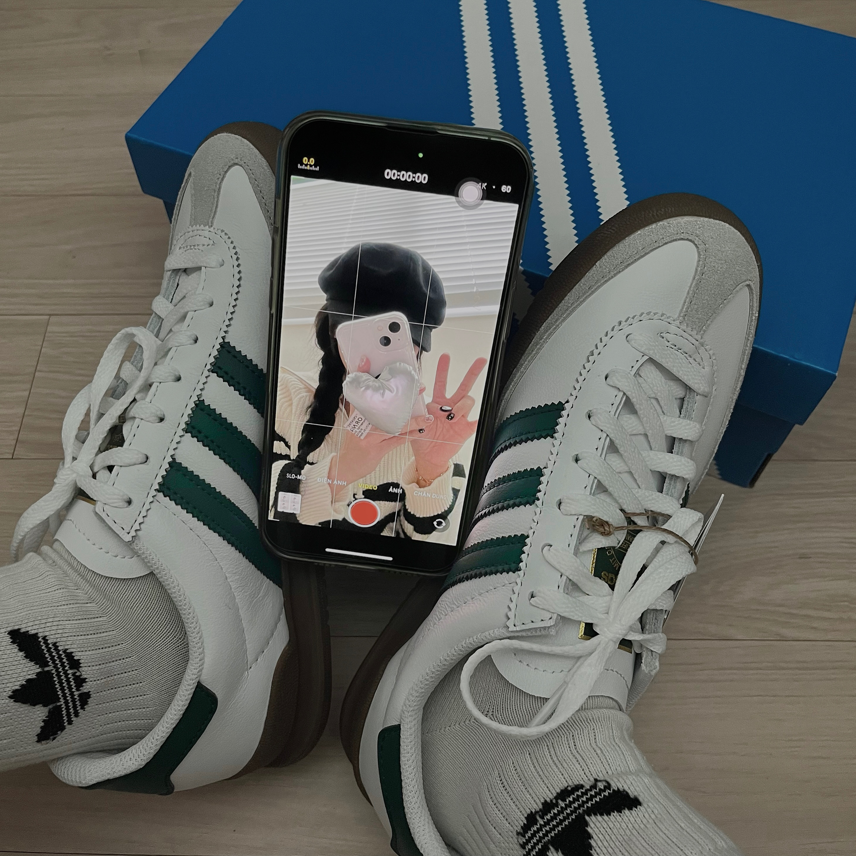 Adidas Jeans Cloud White Collegiate Green Gum 착용 스타일