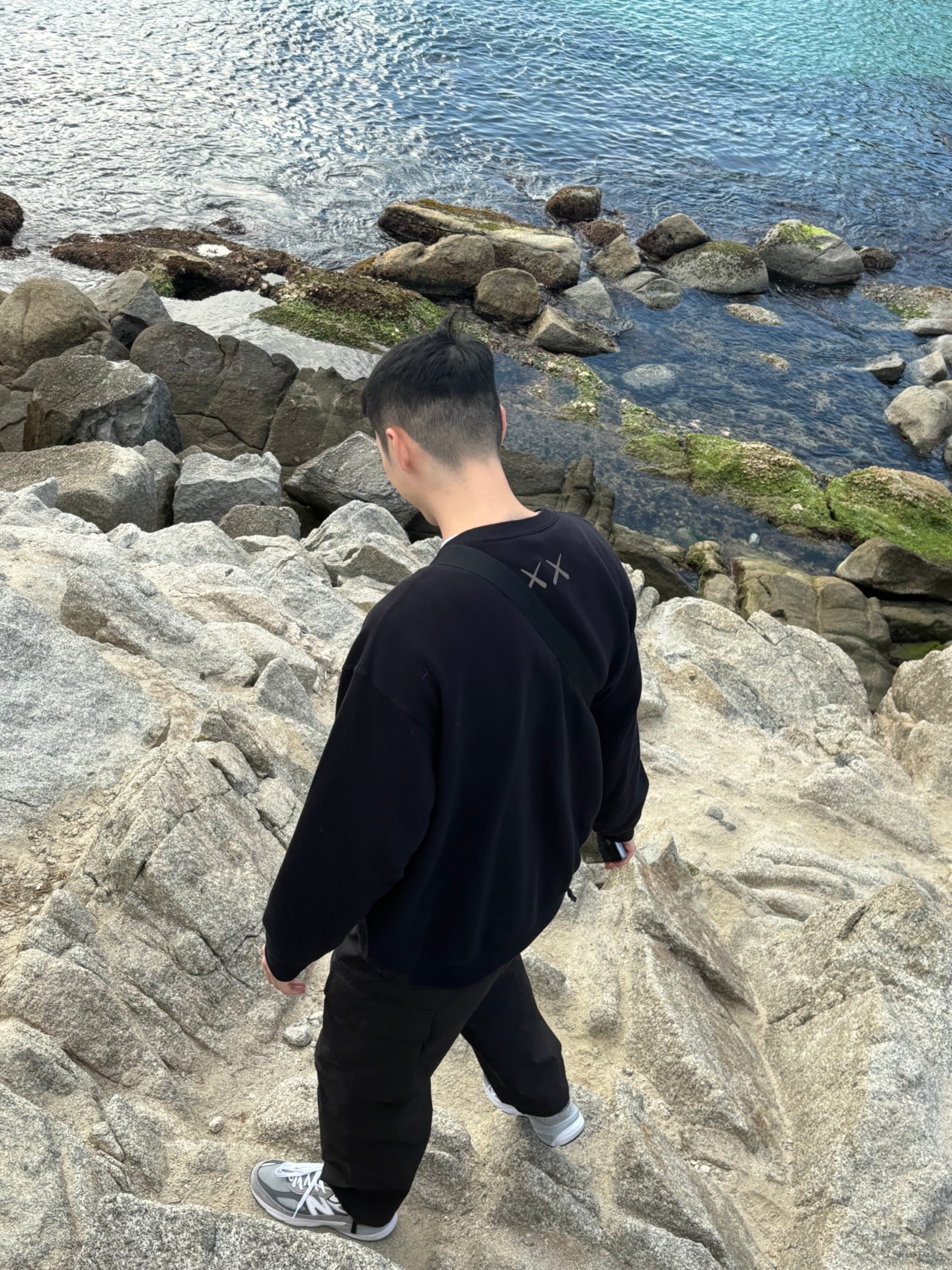 Uniqlo UT x Kaws Long Sleeve Sweatshirt Black, Uniqlo U Drawstring Shoulder Bag Black 착용 스타일 - 2