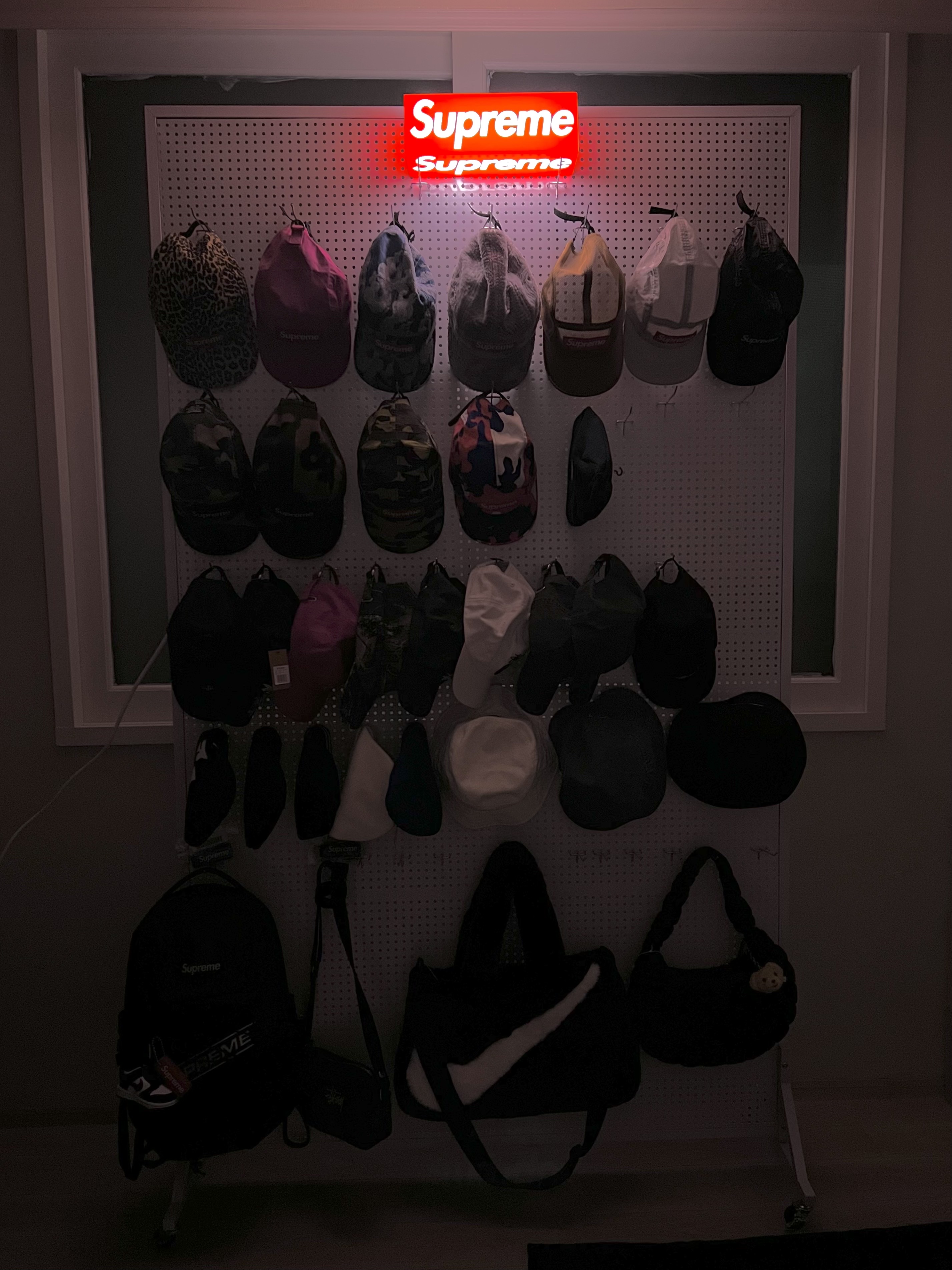 Supreme Box Logo Lamp Red - 23FW, Supreme Washed Chino Twill Camp Cap Leopard - 23FW 착용 스타일 - 2
