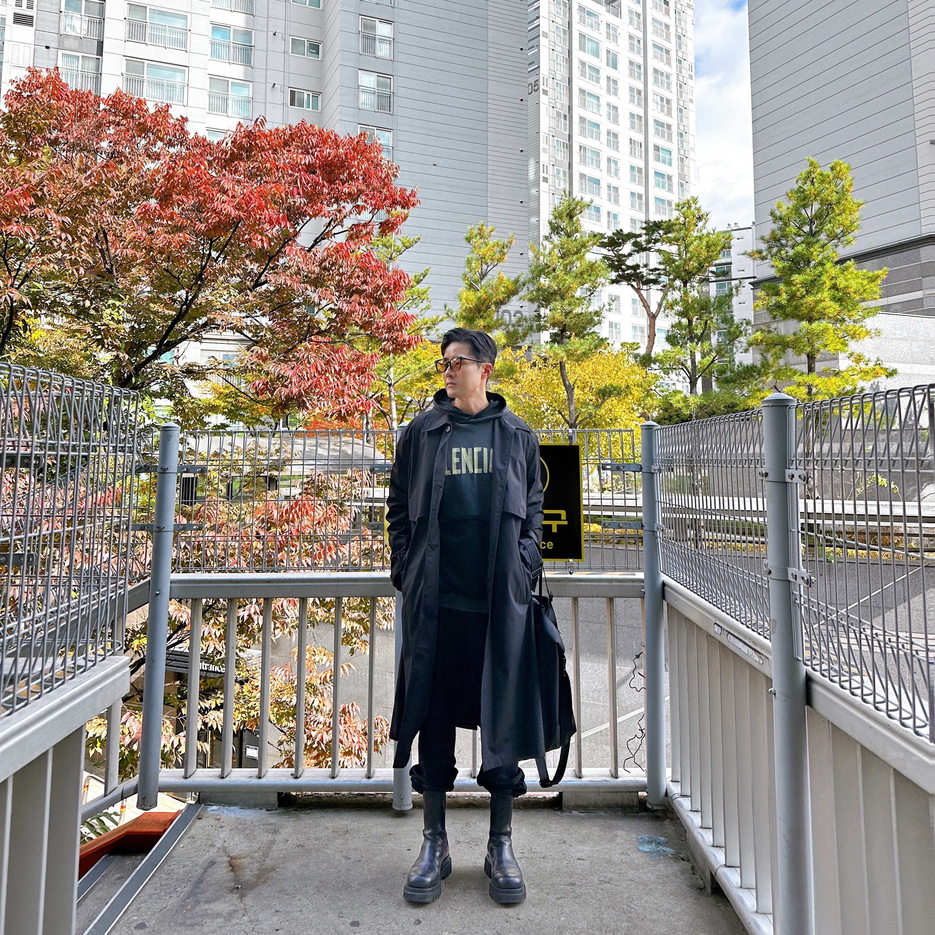 Balenciaga Tape Type Ripped Pocket Hoodie Large Fit Navy Blue, Bottega Veneta Tire Chelsea Boot Black Ebony 착용 스타일 - 4