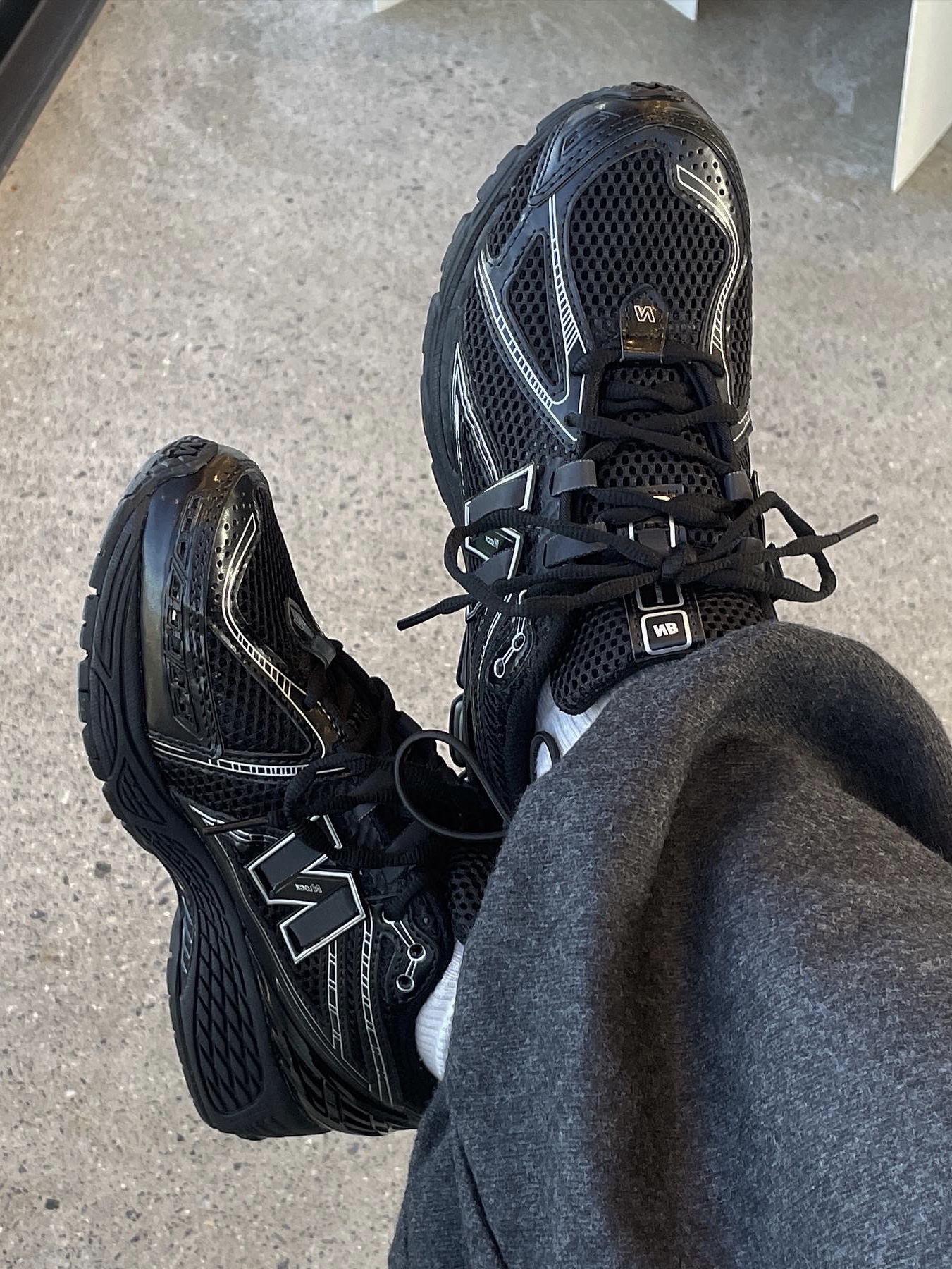 New Balance 1906R Black Silver Metallic 착용 스타일 - 1